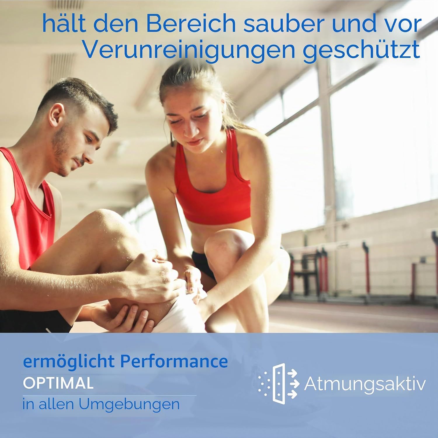 Zwei Sportler, einer hilft dem anderen am Knie. Atmungsaktives Pflaster für optimale Leistung.