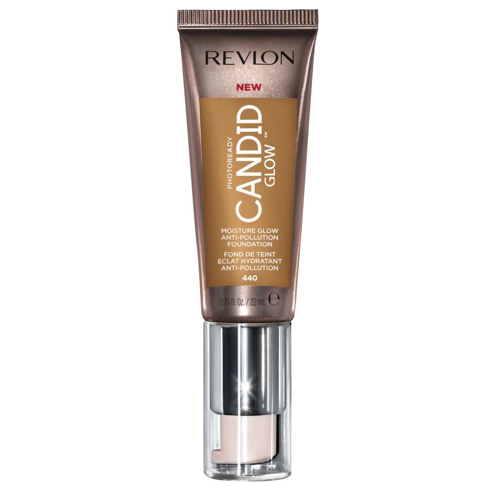 Foundation-Tube mit Aufschrift: Revlon PhotoReady Candid Glow. Farbton 440. Mit 'NEW' Markierung.