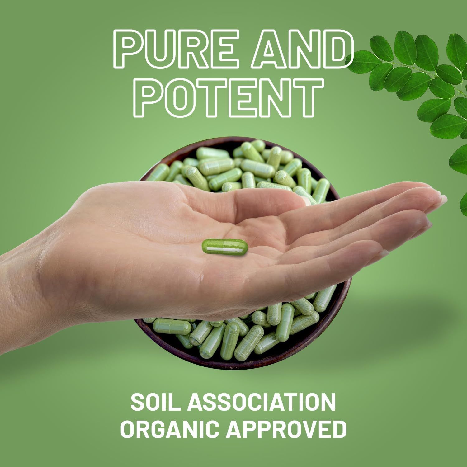 Hand hält eine grüne Kapsel über einer Schale mit Kapseln. Hintergrund: Grün mit Text "Soil Association Organic Approved".