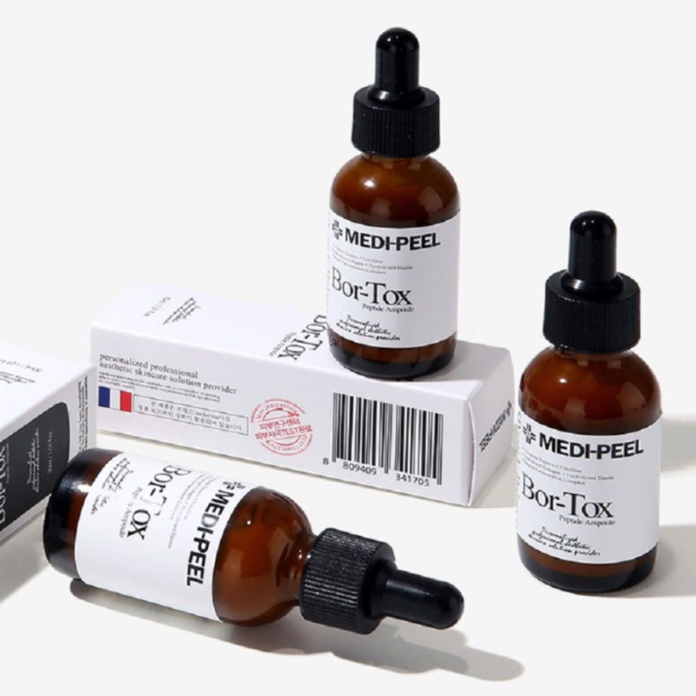 Drei braune Glasflaschen mit Pipettenverschluss, Etiketten mit 'Peptide-Tox Bor Ampoule' und 'MEDIPEEL'.