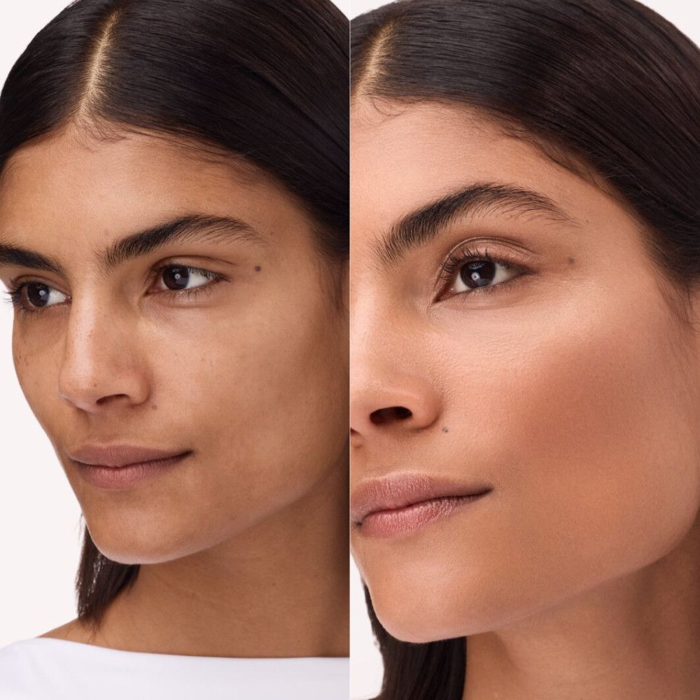 Gesicht einer Frau. Links ungeschminkt, rechts mit Highlighter. Hautton verändert sich. Augenbrauen, Augen, Lippen sichtbar.