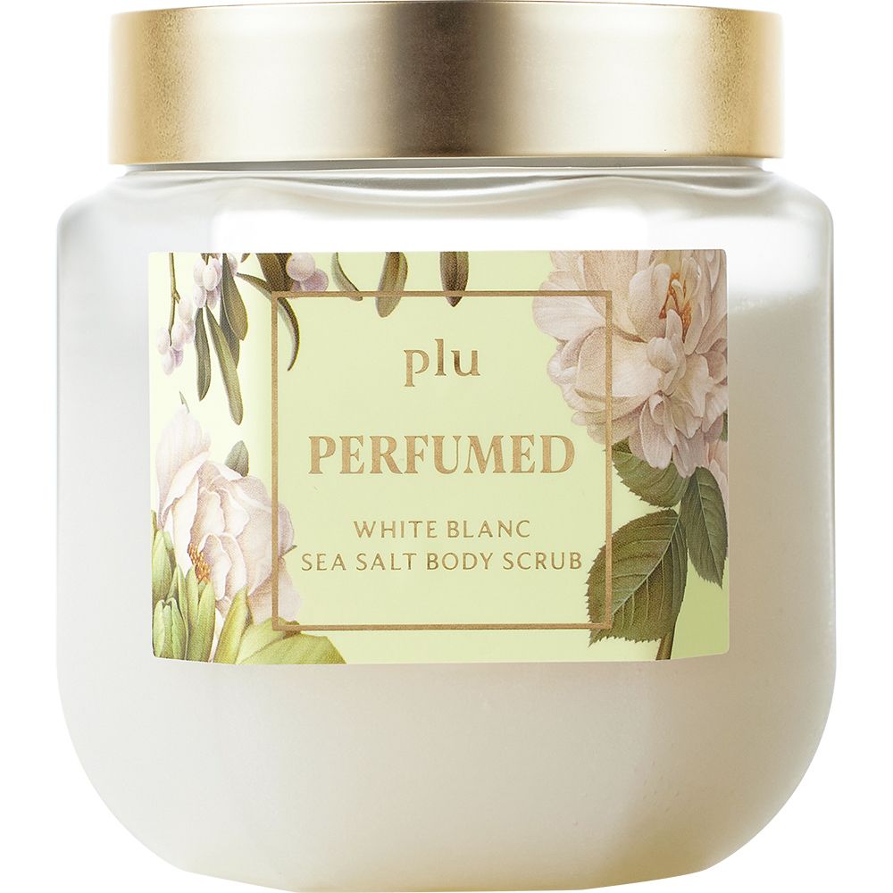 Glasbehälter mit goldfarbenem Deckel und Etikett. Aufschrift: PLU PERFUMED White Blanc Sea Salt Body Scrub. Floral-Dekor.