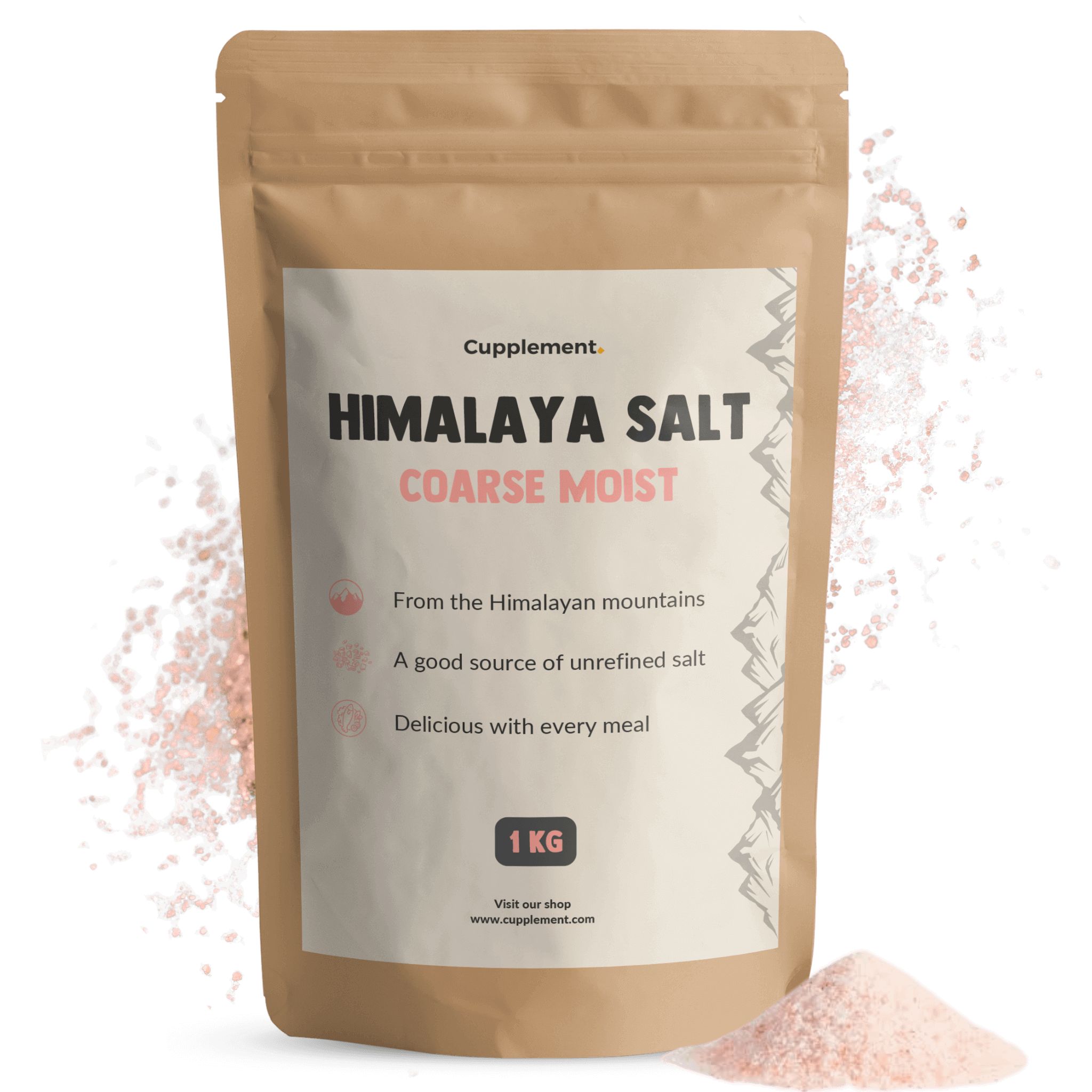 Beutel mit Himalaya-Salz, grob, feucht. Text: 1 kg. Rosa Salz auf einem Tisch. Cupplement.