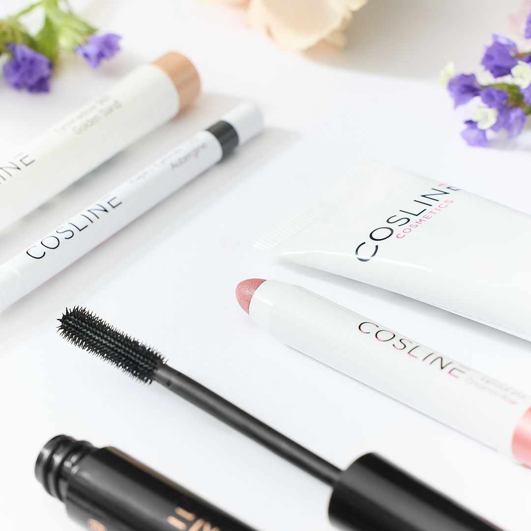 Kosmetikprodukte des Cosline Starter-Sets auf weißem Hintergrund. Produkte: Mascara, Kajal, Lidschatten, Firming Make-up, Lippenstift.