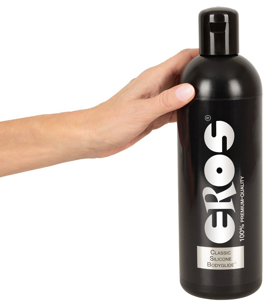Schwarze Flasche mit weißem "EROS"-Logo und "Classic Silicone Bodyglide"-Aufschrift. Eine Hand hält die Flasche.