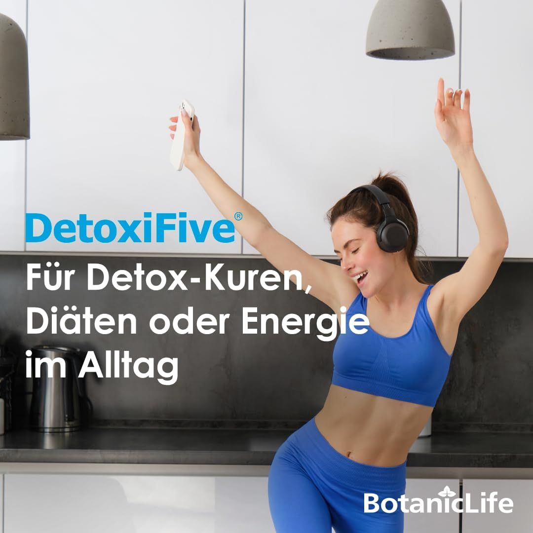 Frau tanzt in Küche mit Kopfhörern. Text: DetoxiFive, für Detox-Kuren, Diäten oder Energie im Alltag.
