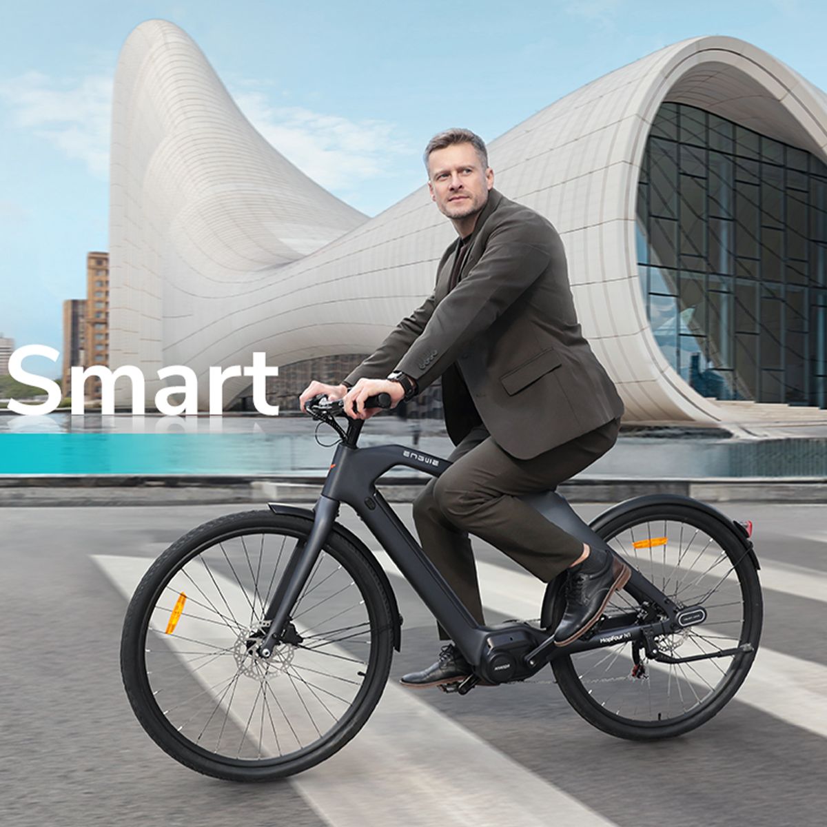 Mann fährt auf einem dunkelgrauen Elektrofahrrad. Gebäude im Hintergrund. Engwe-Logo sichtbar.