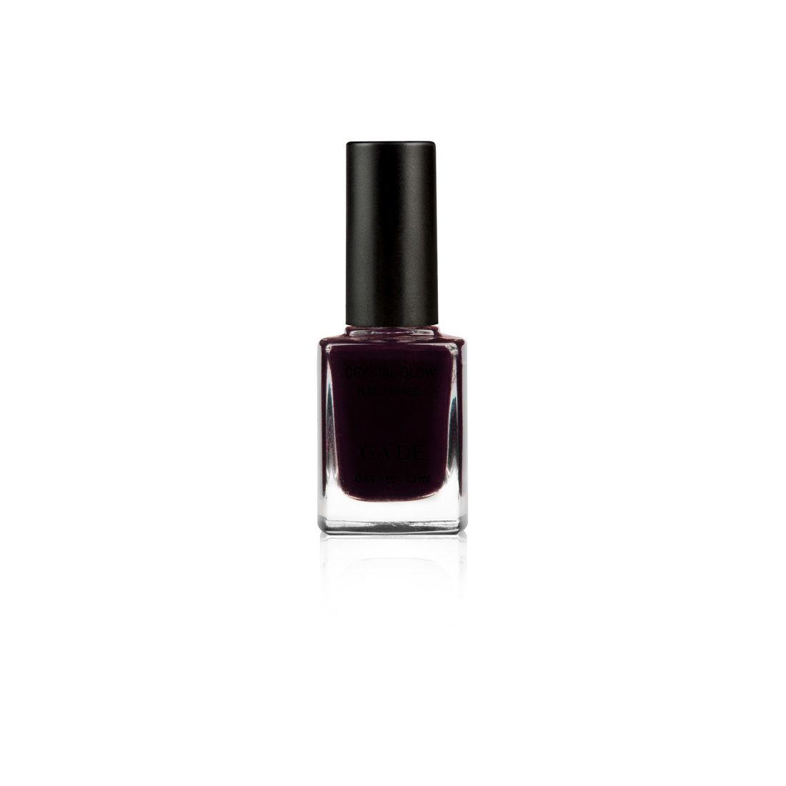 Nagellackflasche mit schwarzem Deckel. Der Lack ist dunkelviolett. Quadratische Glasflasche.