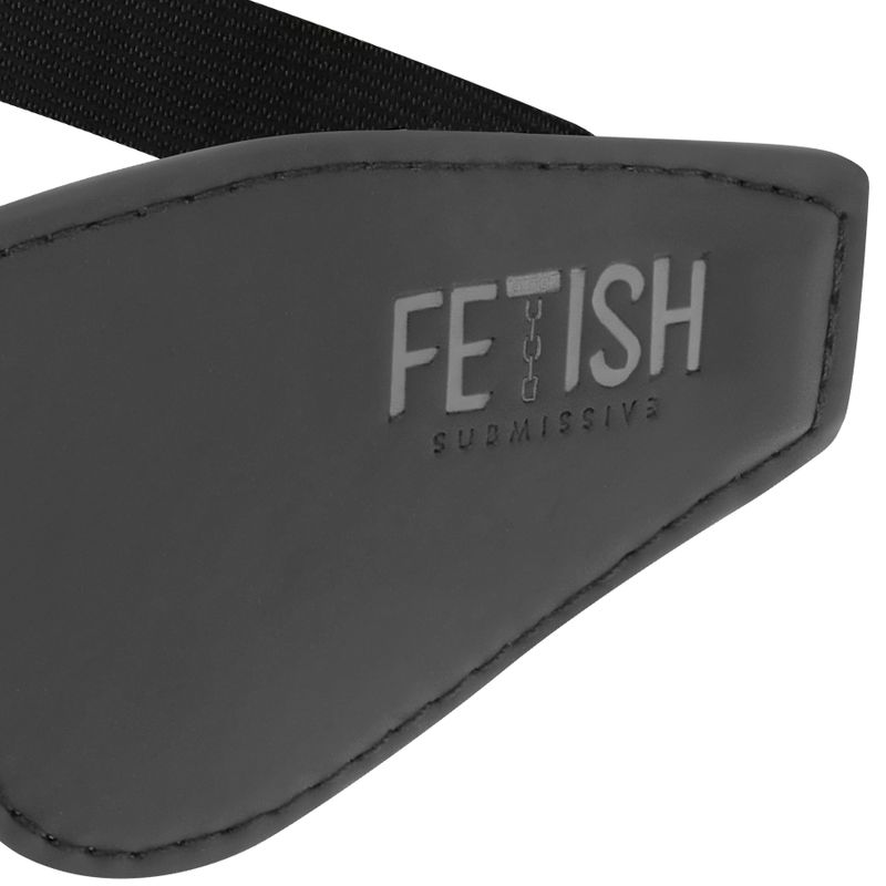 Nahaufnahme der schwarzen Augenmaske. Markenlogo 'FETISH SUBMISSIVE' auf der Maske. Leder mit Neoprenfutter.