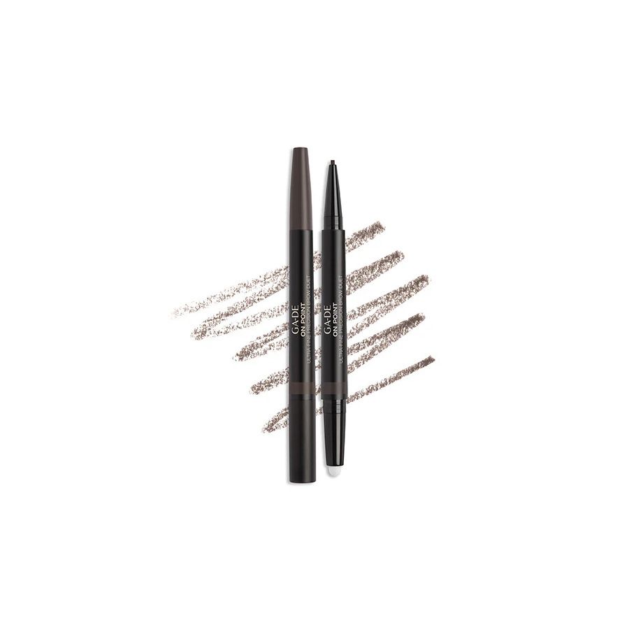 Ga-De On Point Augenbrauenstift und Stift. Beide Stifte sind dunkelbraun. Der Stift zeichnet Striche. Der Stift hat eine Bürste.