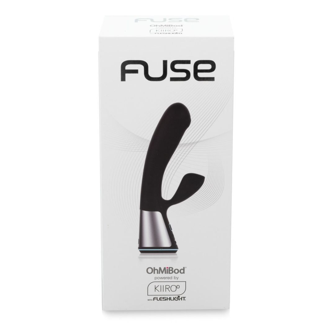 Weiße Verpackung mit Abbildung eines schwarzen Vibrators. Text: FUSE, OhMiBod, Kiiroo, FLESHLIGHT.