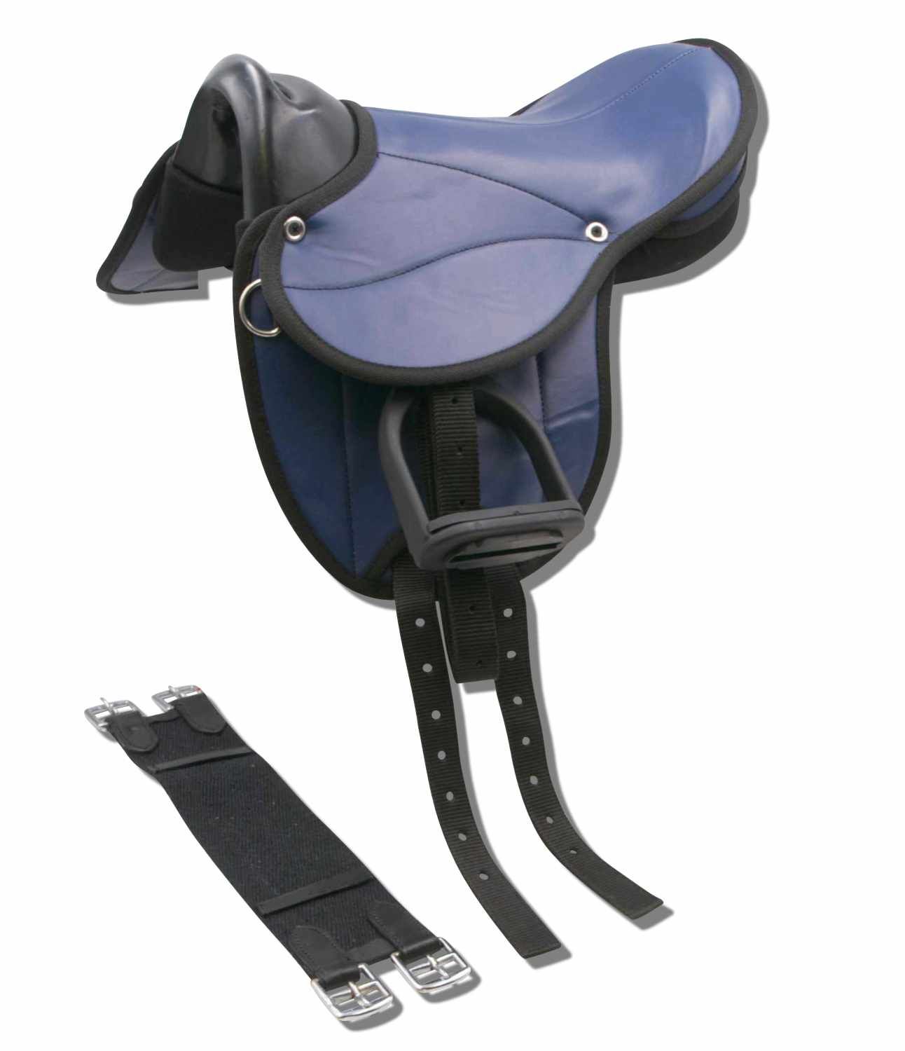Blauer Pony-Shettysattel mit schwarzen Steigbügeln und Riemen. Schwarzer Bauchgurt. Metallverschlüsse.