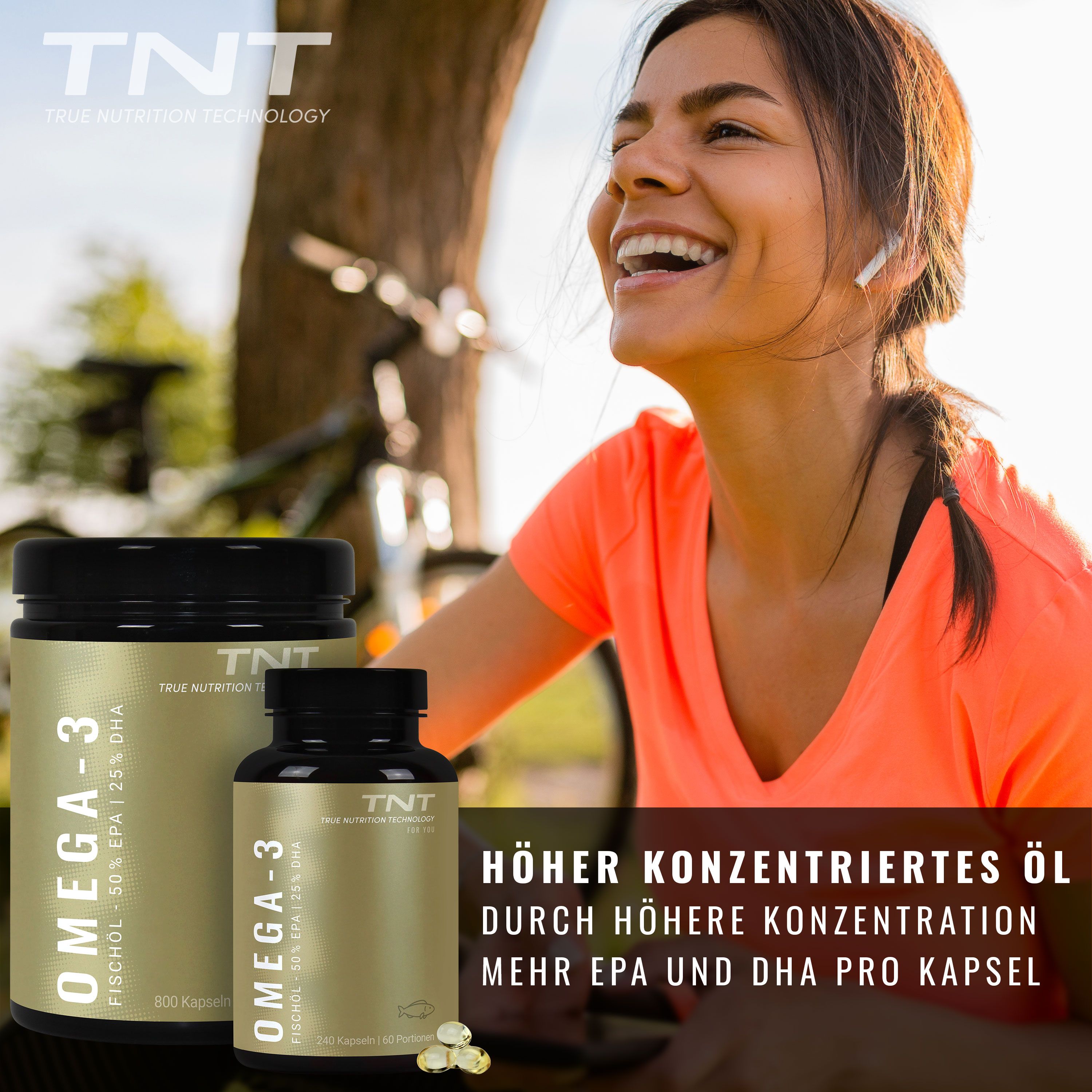 Frau lacht im Freien neben zwei Flaschen Omega-3 Kapseln. Text: 'HÖHER KONZENTRIERTES ÖL'.