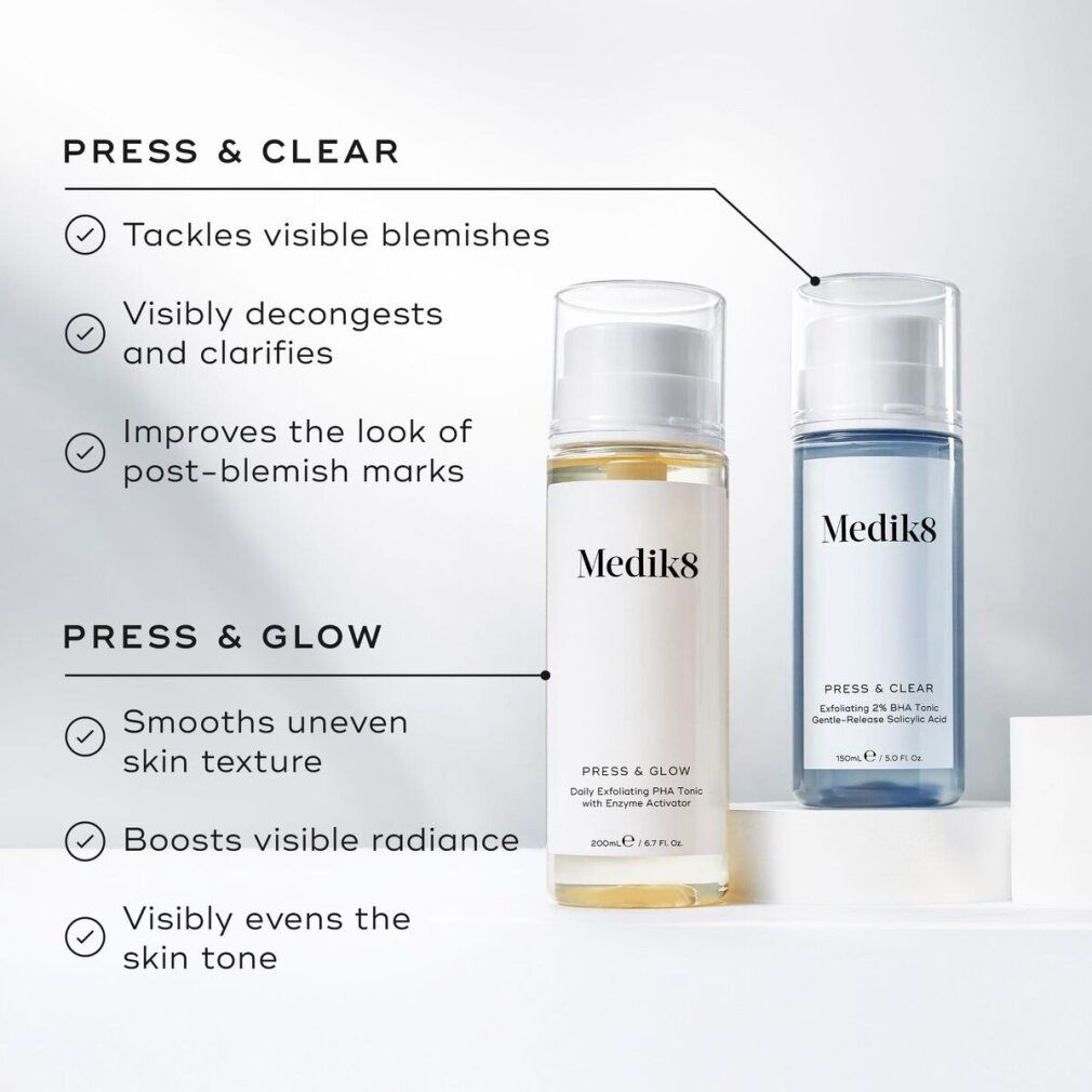 Zwei Medik8 Toner-Flaschen. Press & Glow und Press & Clear. Beschriftung: Medik8, Press & Glow, Press & Clear, 200ml/6.7 fl.oz.