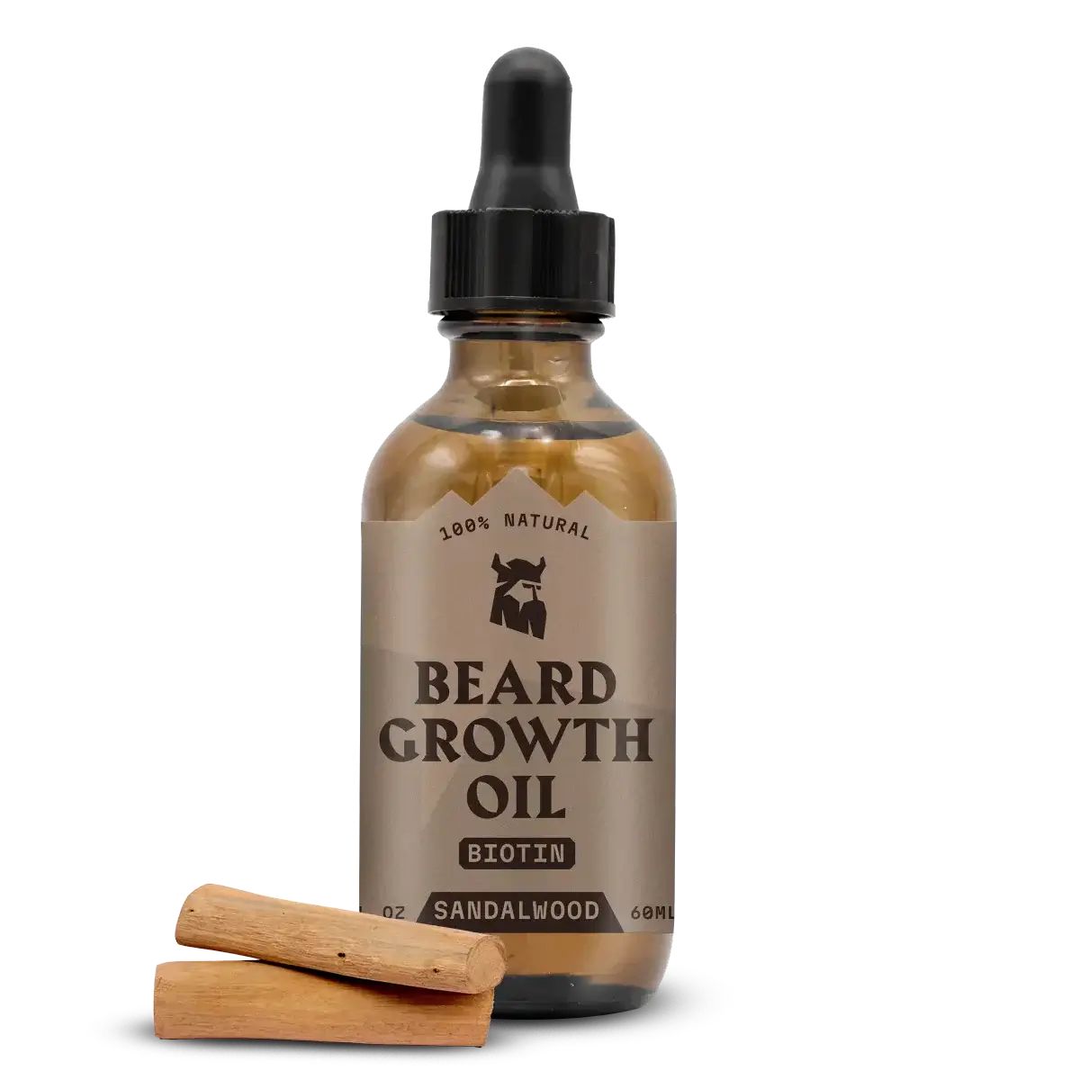 Braunes Bartwuchsöl-Fläschchen mit Pipette. Aufschrift: Beard Growth Oil, Biotin, Sandelholz. Zwei Holzstücke liegen davor.