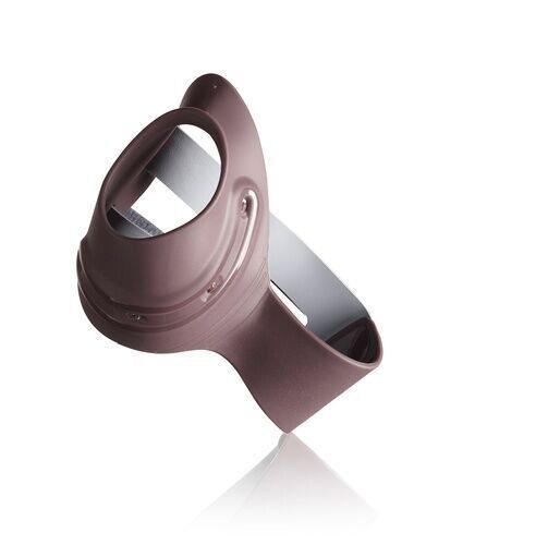 Daumenorthese, grau. Schale mit Öffnung für Daumen. Zwei weiße Riemen. Auf weißem Hintergrund, Schatten.