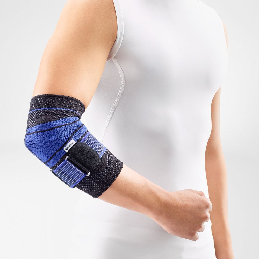 Blau-schwarze Ellenbogenbandage am Arm. Klettverschluss und Logo sichtbar. Person trägt weißes Tanktop.