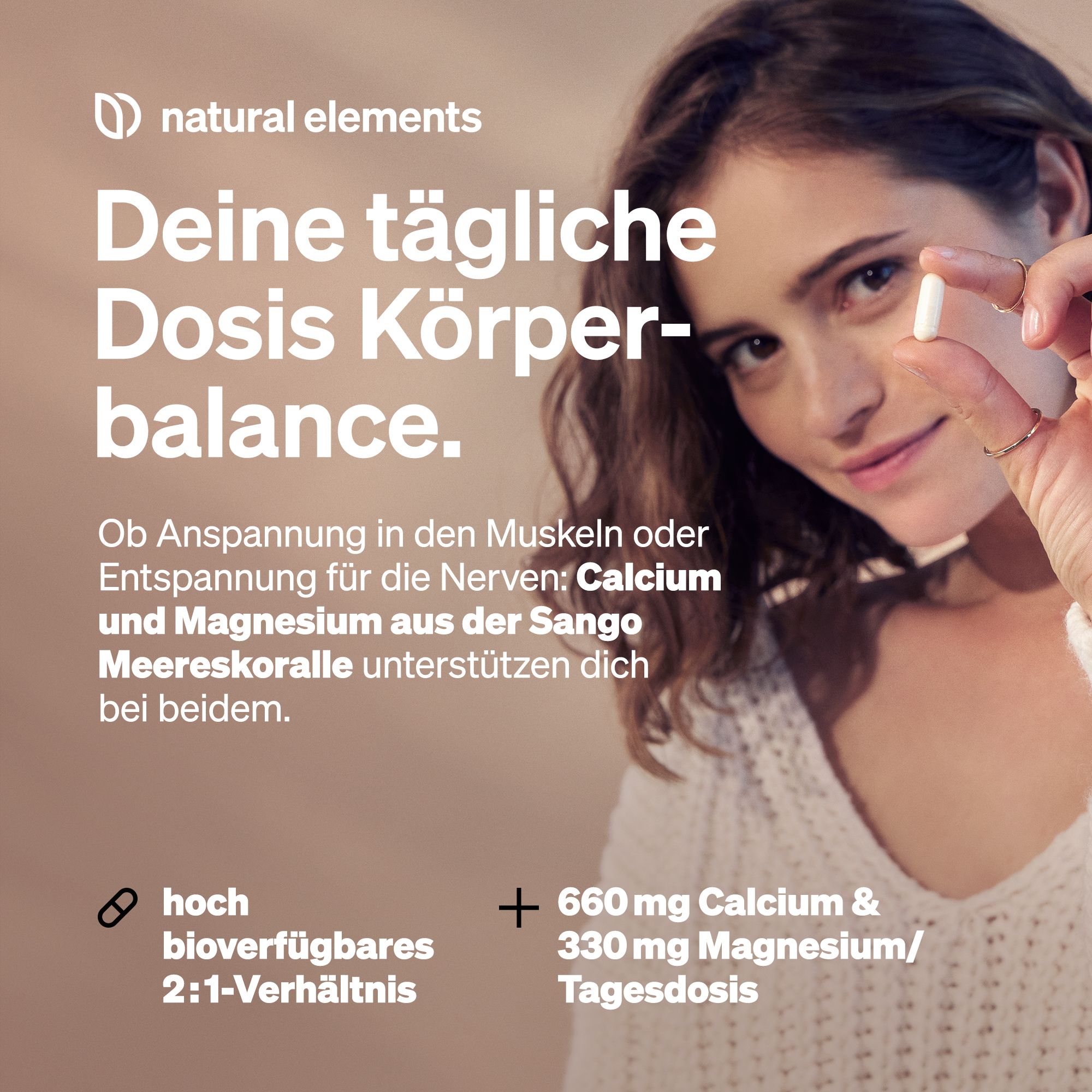 Frau hält Kapsel. Text: Deine tägliche Dosis Körperbalance. Enthält Calcium & Magnesium. Marke: natural elements.