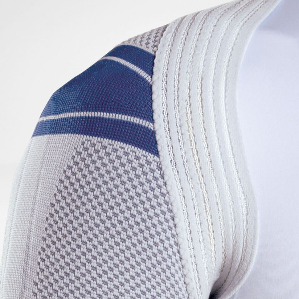 Schulterbandage, grau-blaues Strickgewebe, Rippenstruktur, Detailaufnahme. Blaue Streifen am Schulterbereich.