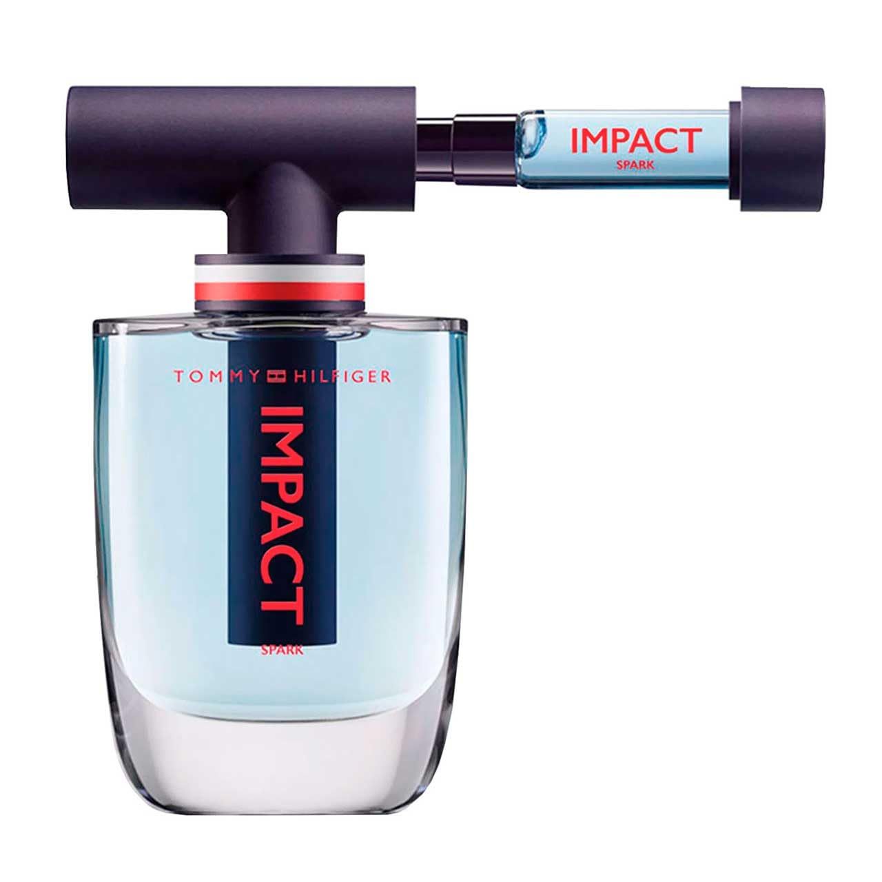 Flakon mit blauem Duft, rotem Schriftzug IMPACT, separater Sprühflasche. Marke Tommy Hilfiger.