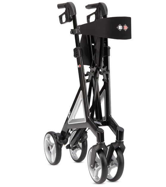 Zusammengeklappter schwarzer Rollator. Vier Räder, Sitz und Tasche sind sichtbar. Silberne Akzente.