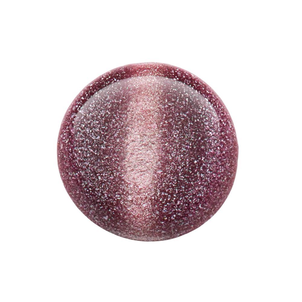 Nagellack-Tropfen, rosa-goldener Farbton mit magnetischem Effekt.