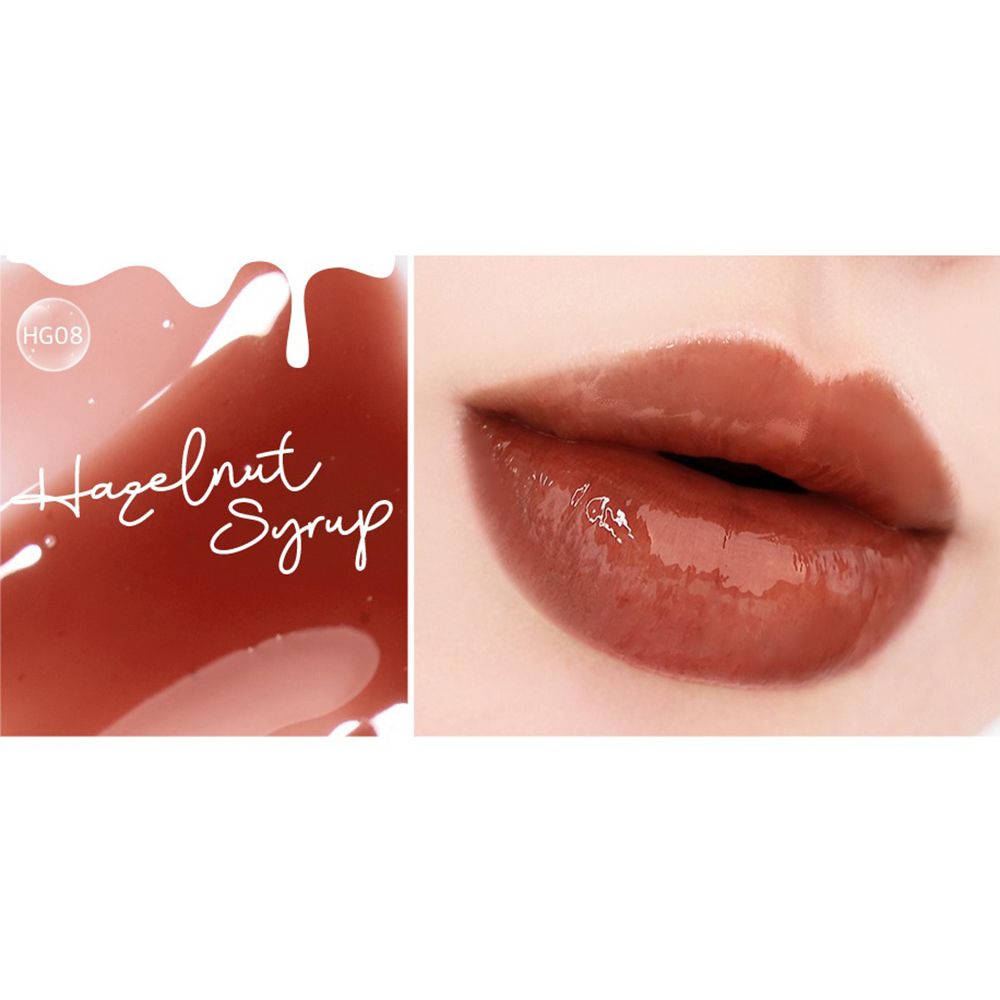 Nahaufnahme von Lippen mit glänzendem Lippenstift. Daneben Text: HG08 Hazelnut Syrup.