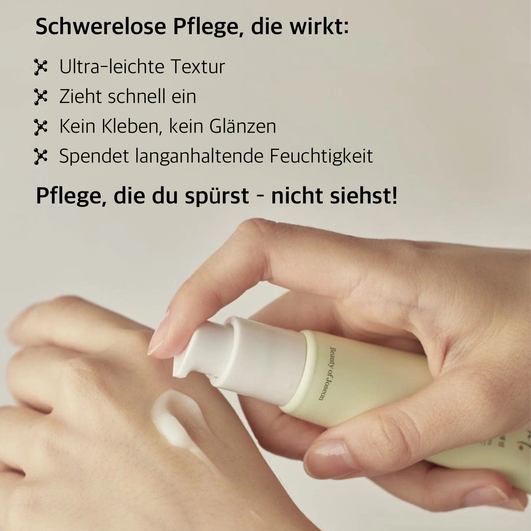 Hand mit Serum-Tube. Serum wird auf die Hand aufgetragen. Produktname Beauty of Joseon sichtbar.