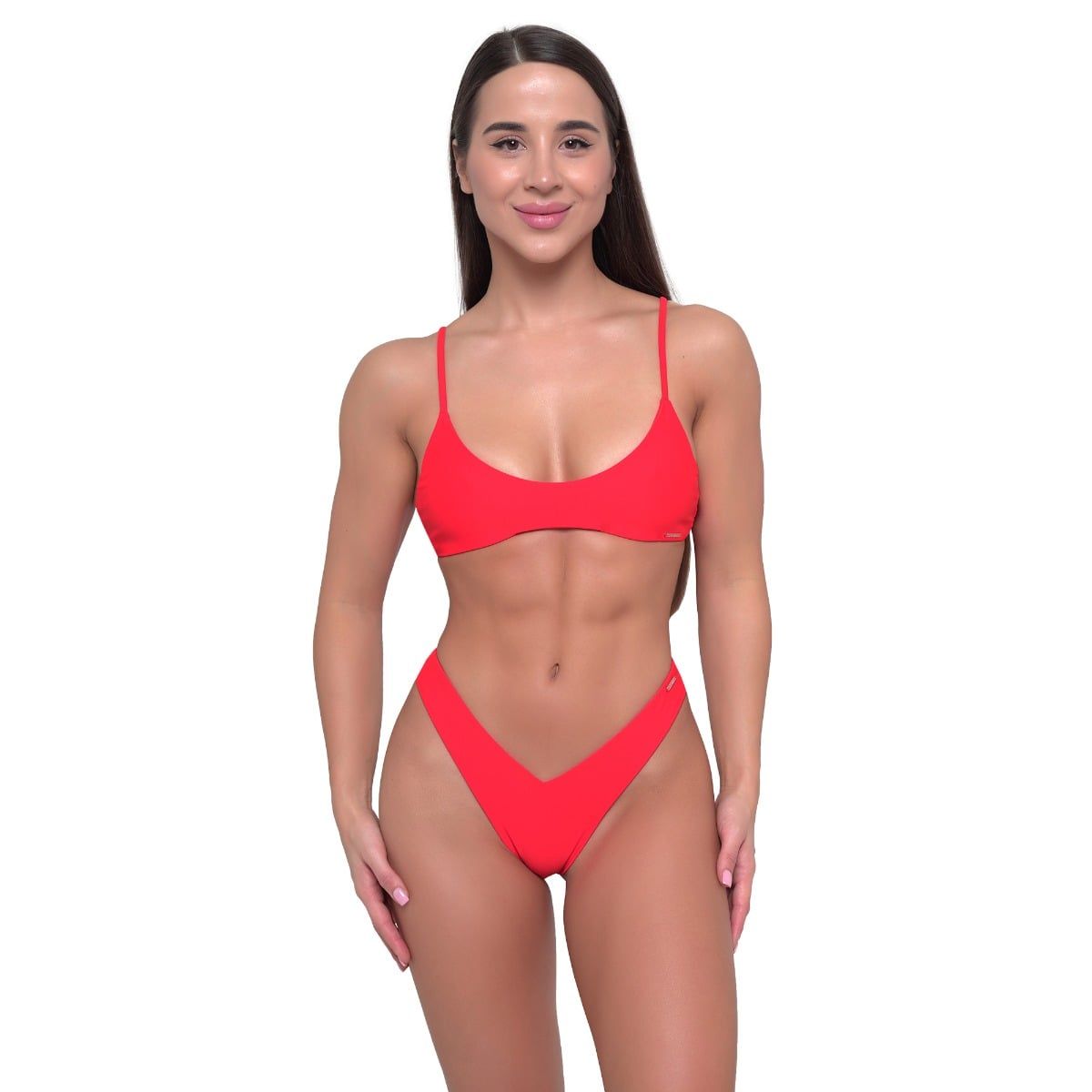 Frau trägt roten Bikini: V-förmiger Unterteil und Bikinioberteil mit dünnen Trägern.