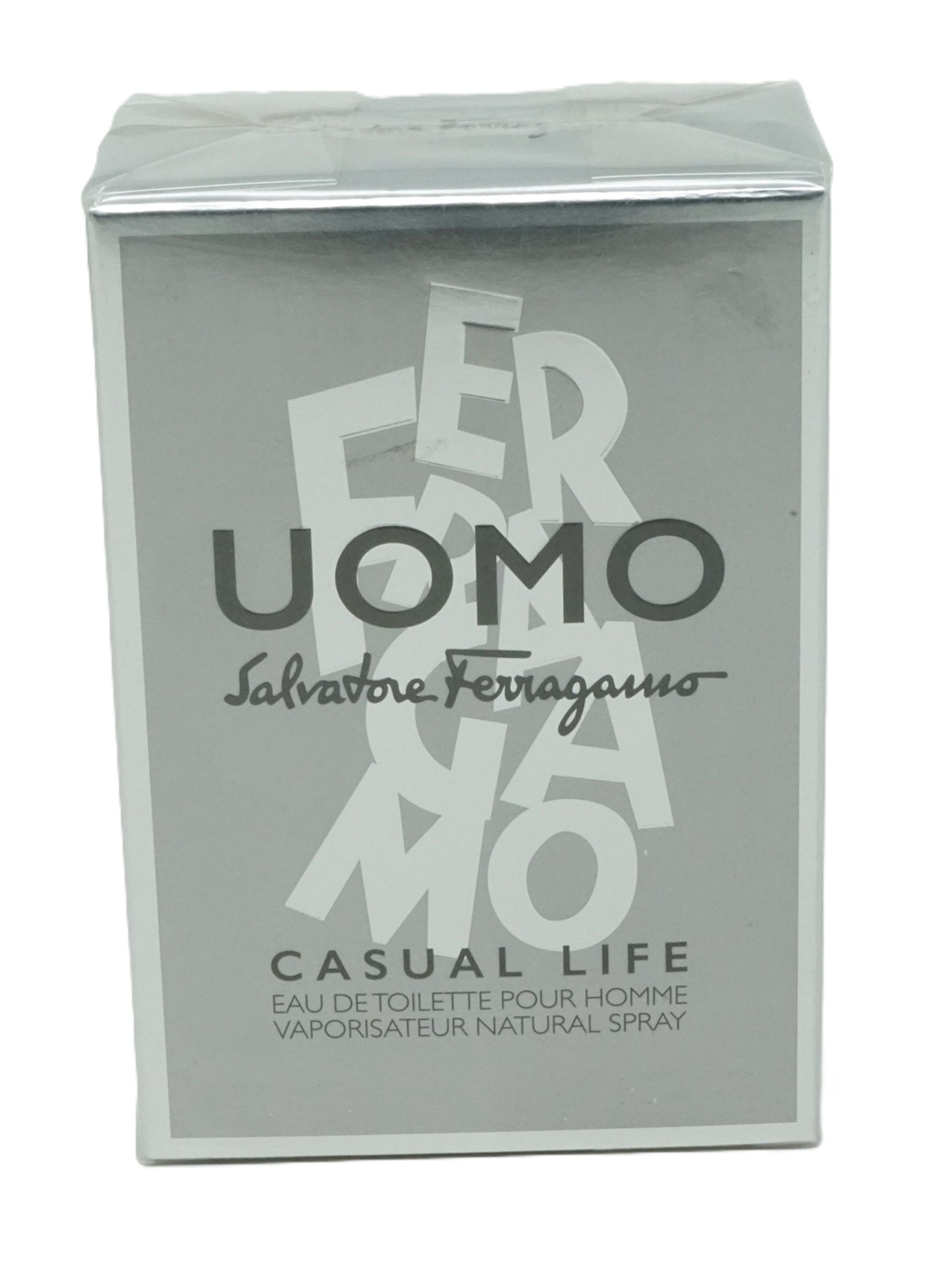 Verpackung von Salvatore Ferragamo Uomo Casual Life. Silberne Verpackung mit Schriftzug Uomo und Markennamen.