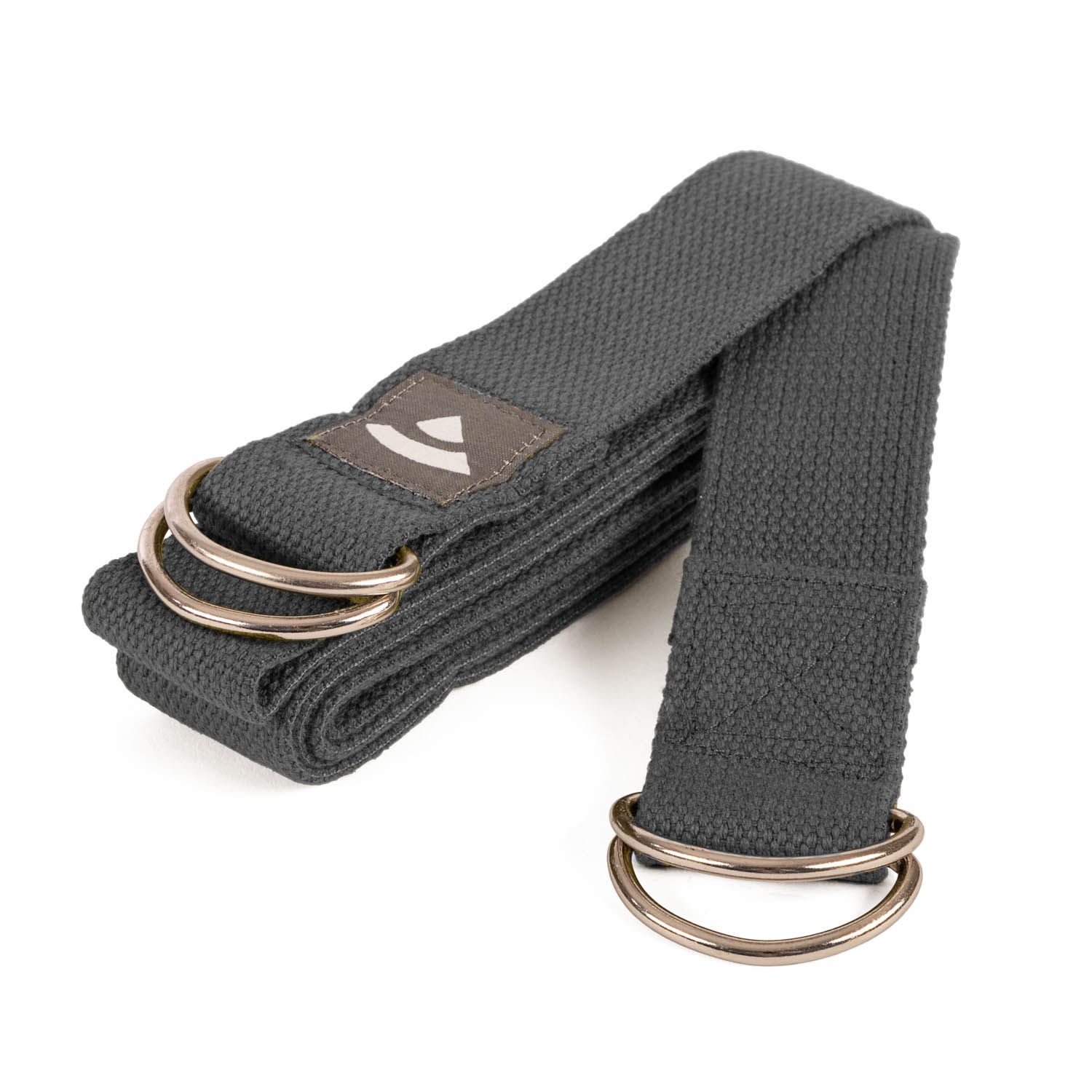 Grauer Yogagurt mit Metallringen. Aufgerollt, mit Logo-Patch.