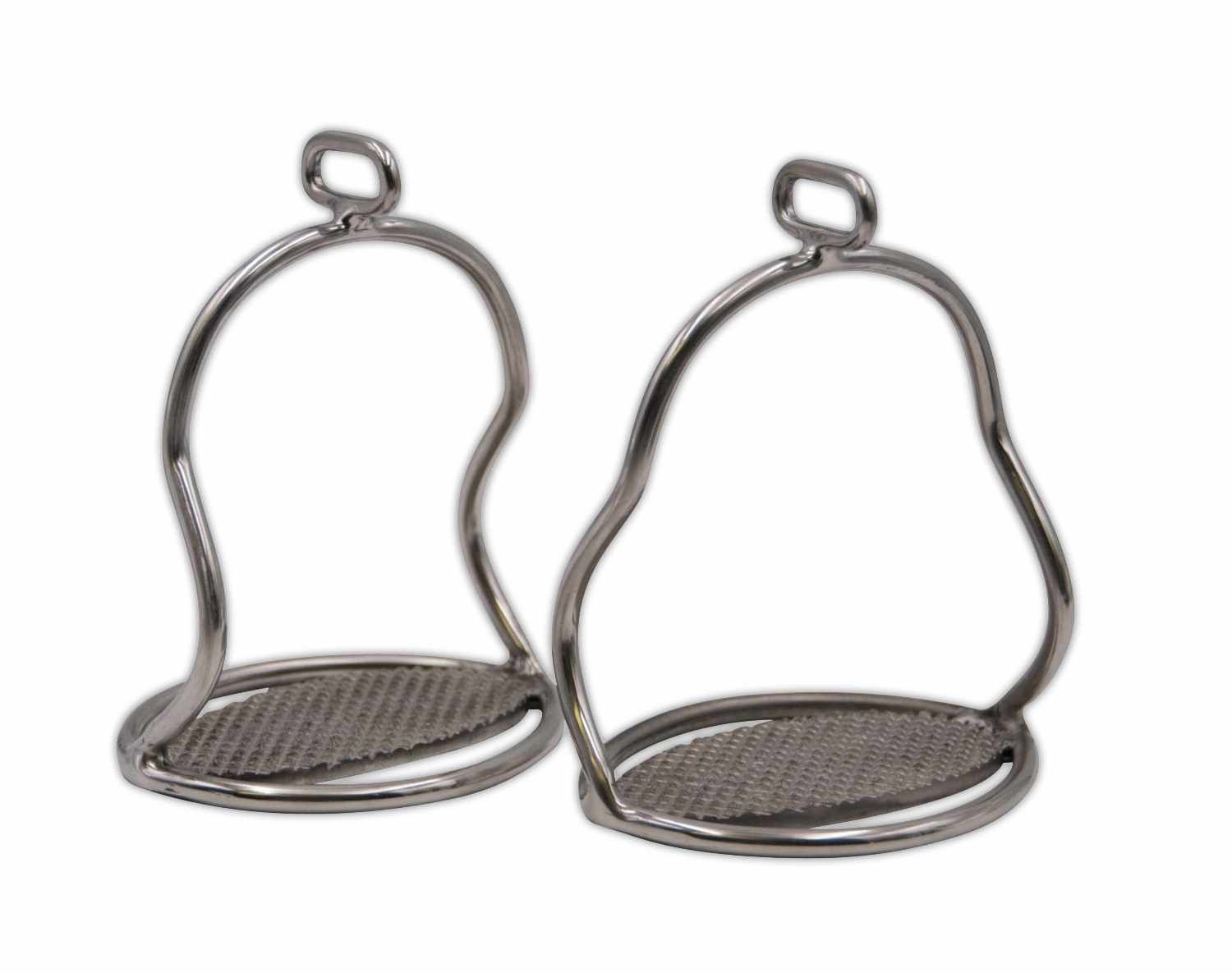 Zwei Steigbügel aus Metall. Rechteckige Trittfläche mit Profil.