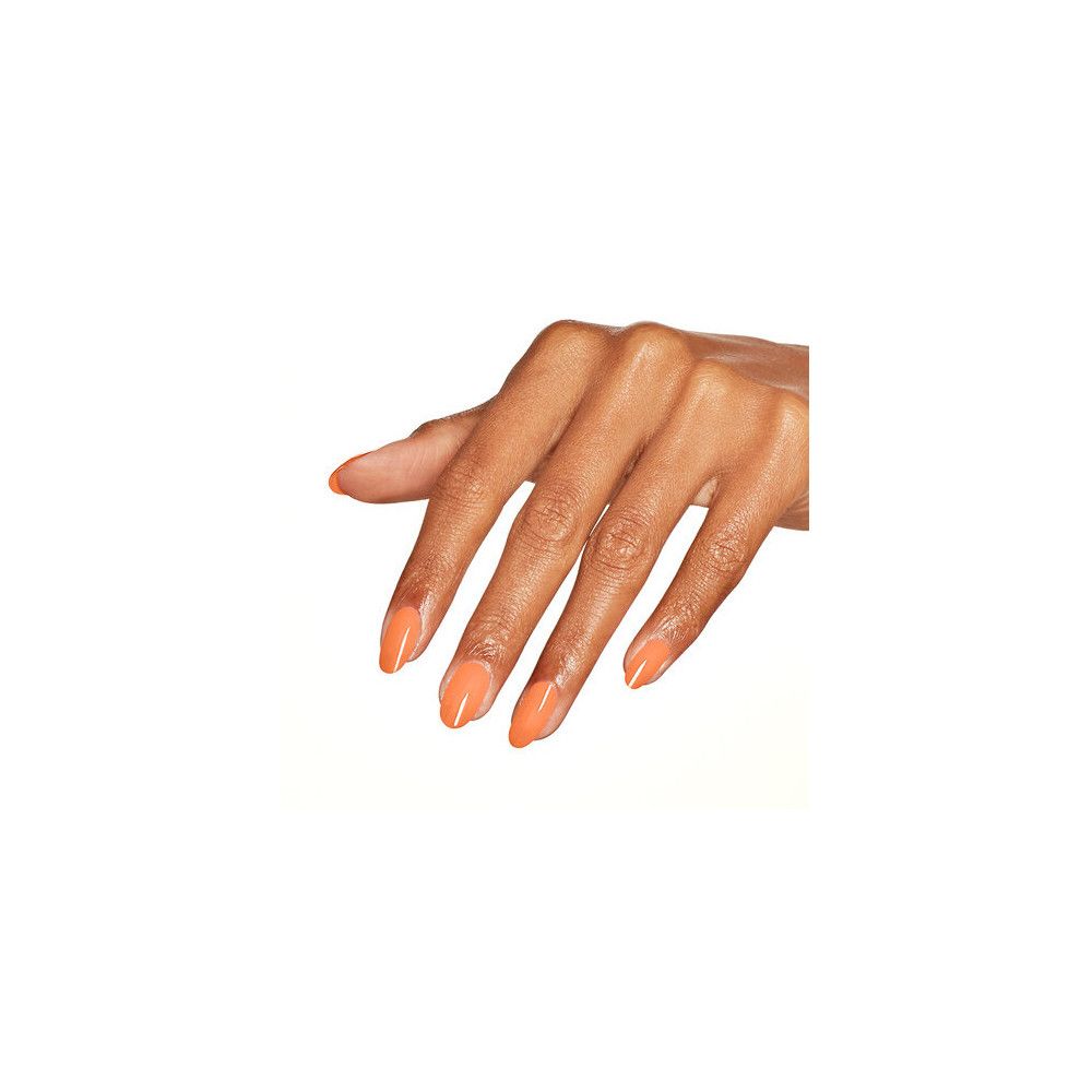 Hand mit lackierten Nägeln. Orangener Nagellack. Auf weißem Hintergrund.
