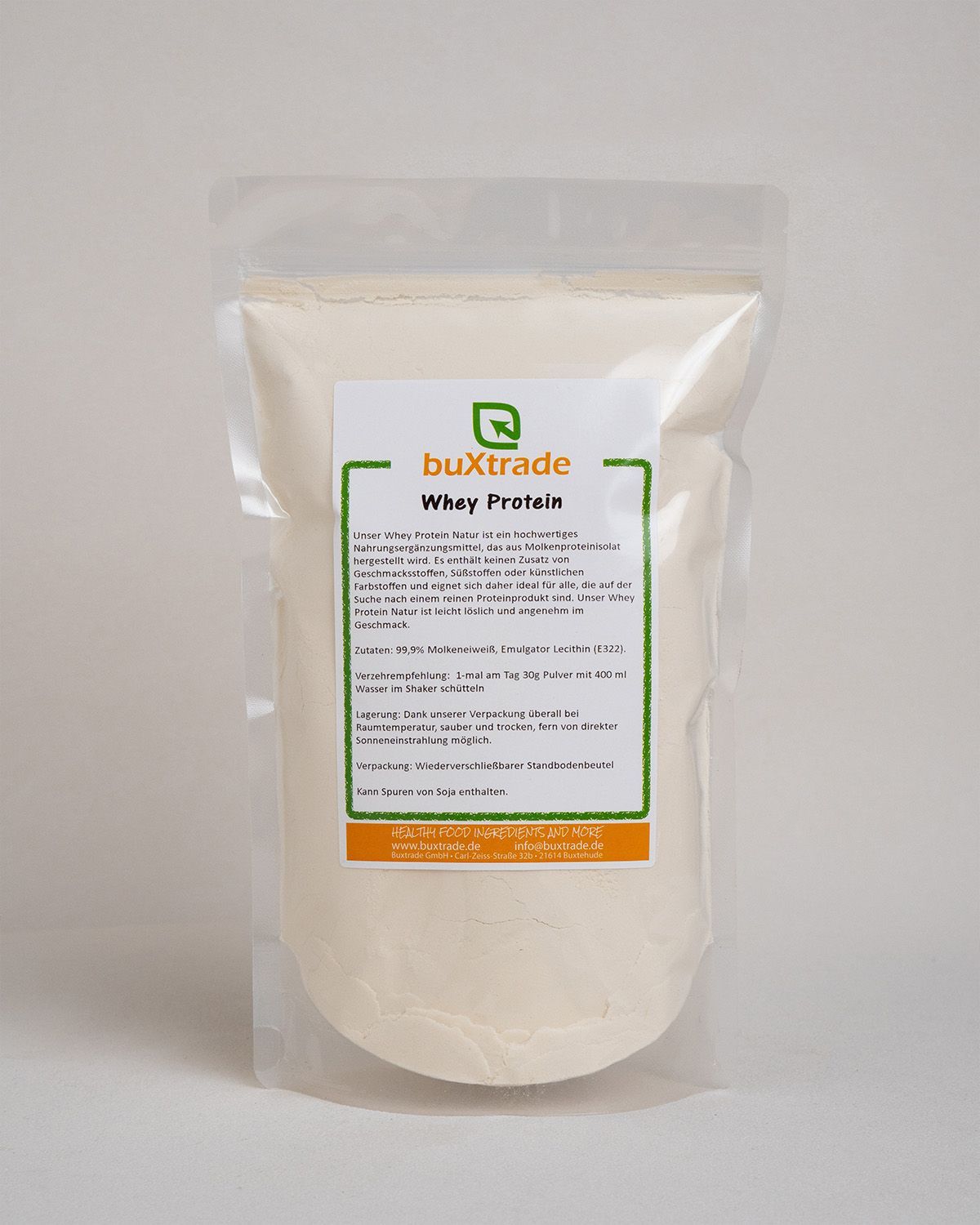 Transparente Verpackung mit weißem Pulver und Etikett. Aufschrift: buXtrade Whey Protein.
