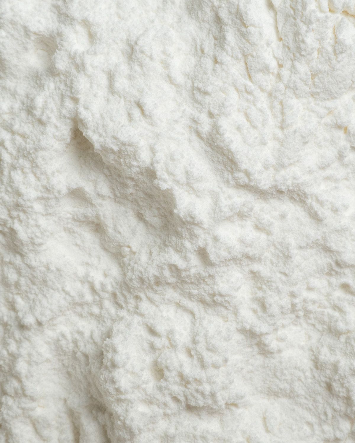 Nahaufnahme von feinem, weißem Stevia-Extrakt-Pulver.