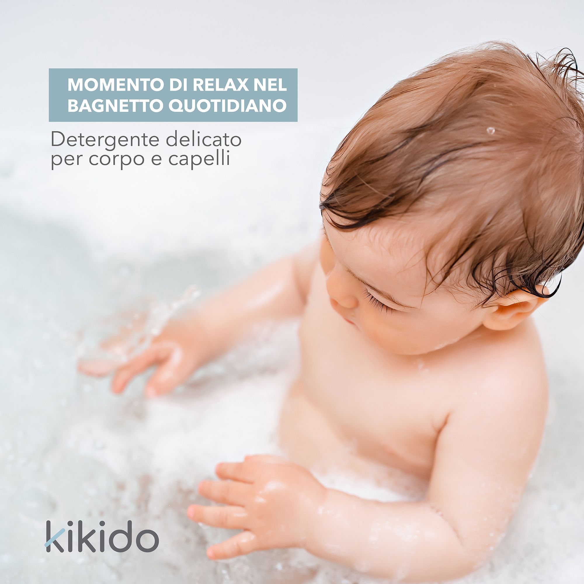 Baby in Badewanne mit Schaum. Text: Kikido, Detersivo delicato per corpo e capelli.