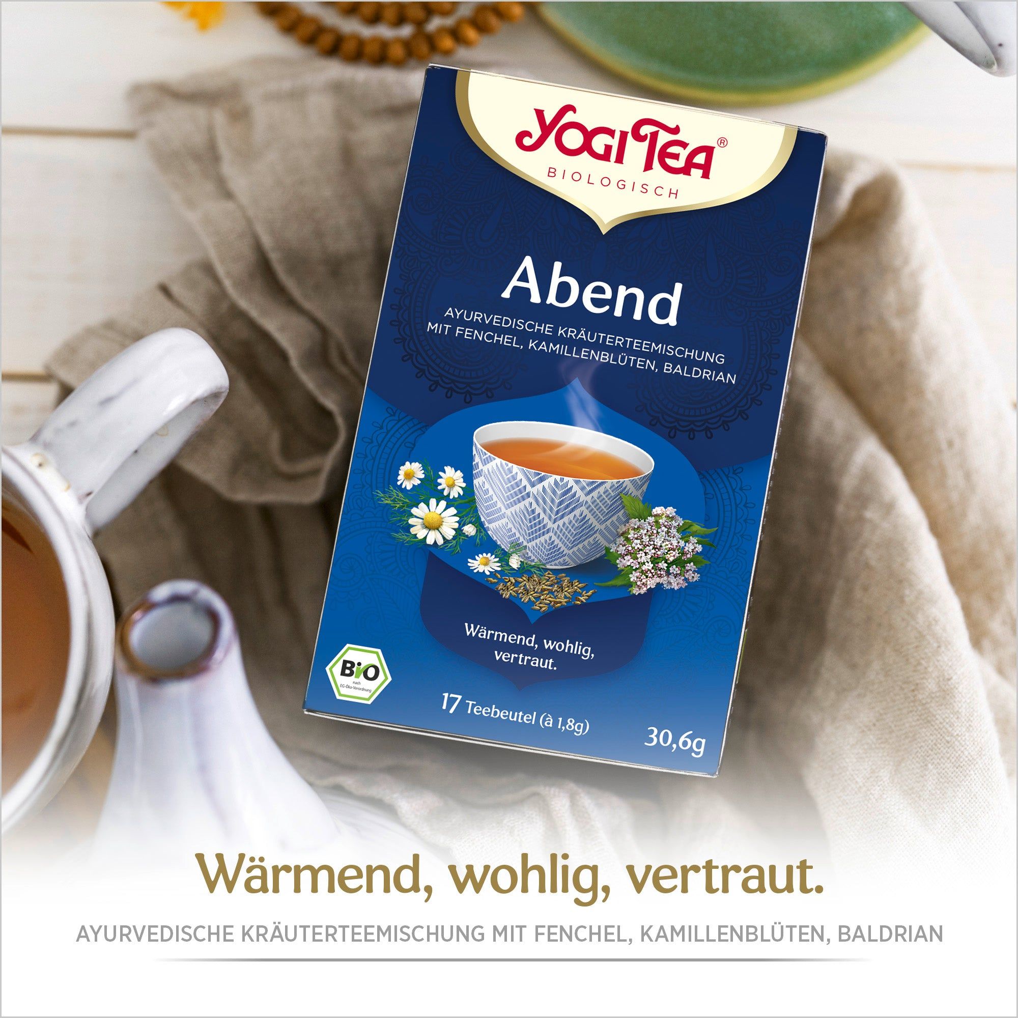 Yogi Tea Abend Bio Kräutertee-Schachtel. Blaue Verpackung mit Logo, Produktname und Bio-Siegel. 17 Teebeutel. Auf Textil drapiert.