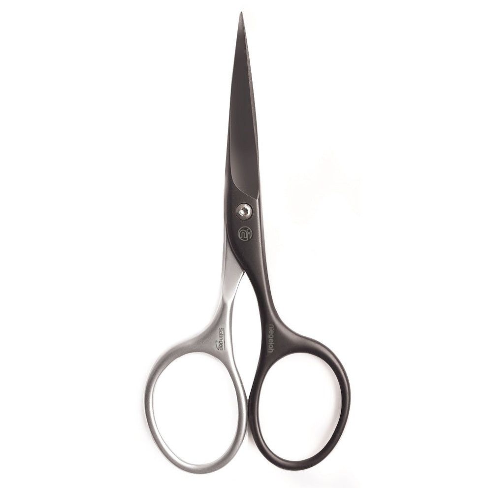 Schwarze Bartschere mit silberfarbenen Griffen. Die Schere hat abgerundete Grifflöcher und eine spitz zulaufende Klinge. Das Niegeloh-Logo ist sichtbar.