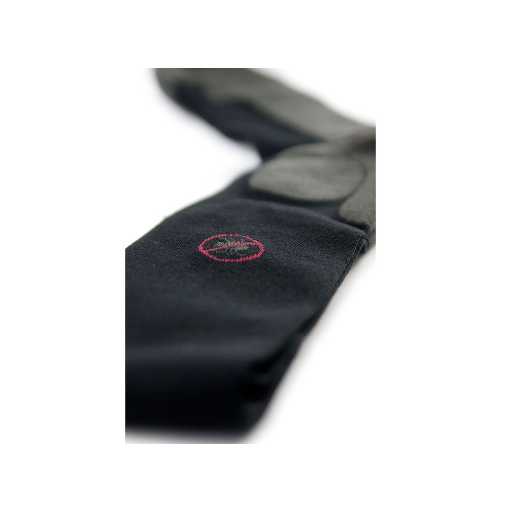 Schwarze Kniestrümpfe mit Plüschsohle. Graue Polsterung an Ferse und Knöchel. Rotes Logo mit Zecken-Symbol.