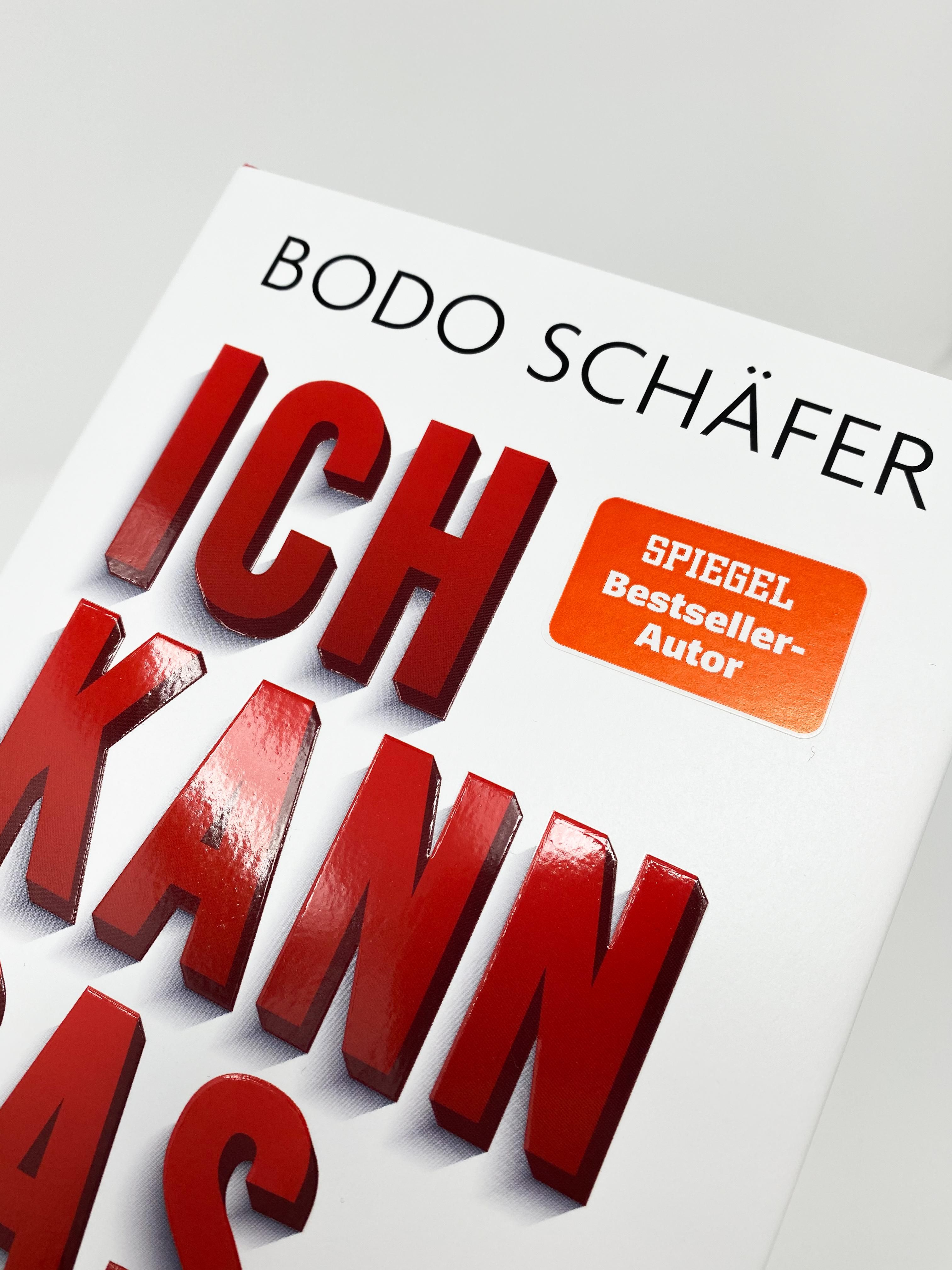 Nahaufnahme des Buchcovers "ICH KANN DAS." von Bodo Schäfer. Roter Titel und "Spiegel Bestseller" Aufkleber.