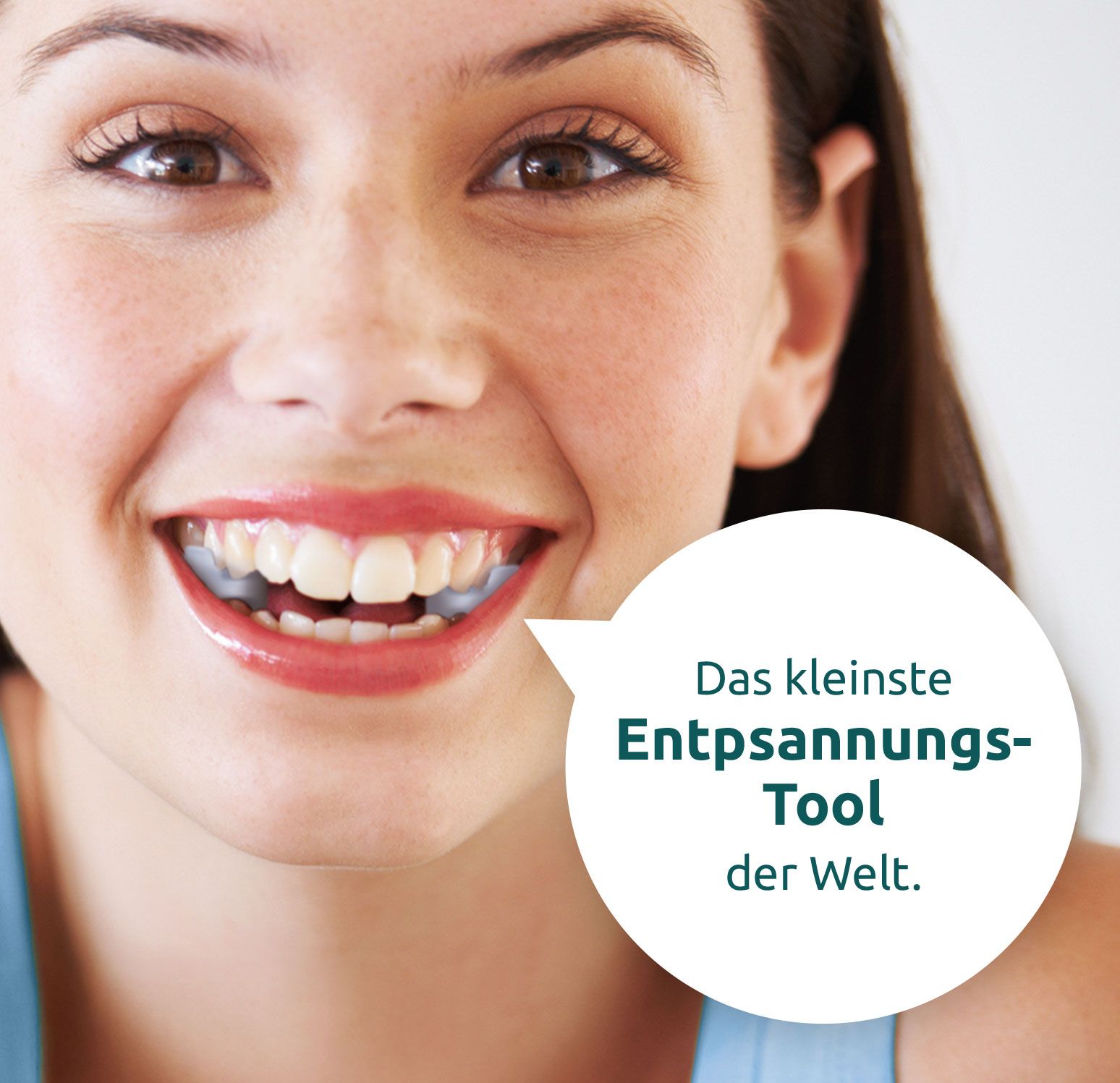 Nahaufnahme einer lächelnden Frau mit Aligner Short im Mund. Text: Das kleinste Entspannungs-Tool der Welt.