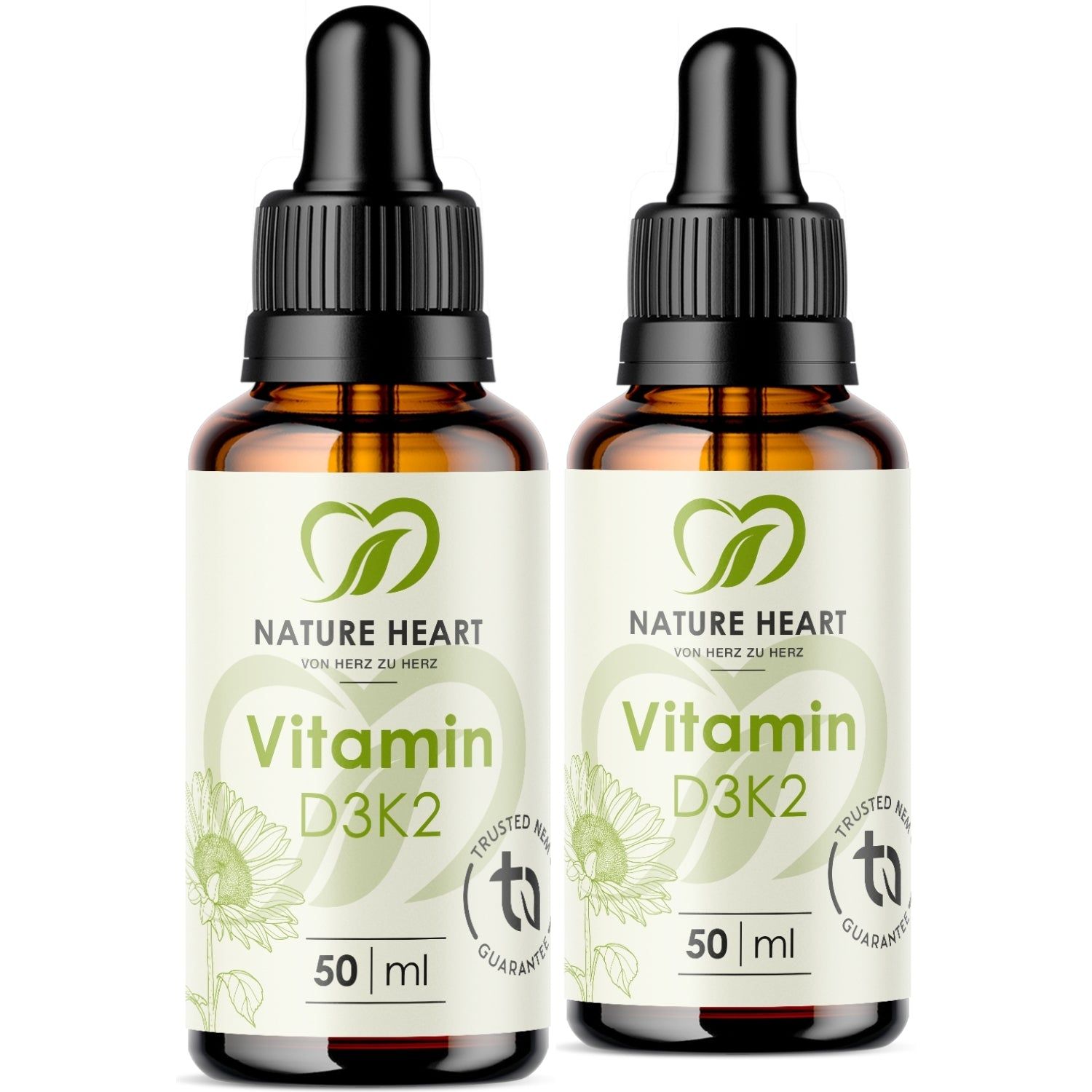 Zwei braune Glasflaschen mit schwarzen Pipetten. Auf den Etiketten steht "Nature Heart Vitamin D3K2" und "50 ml".