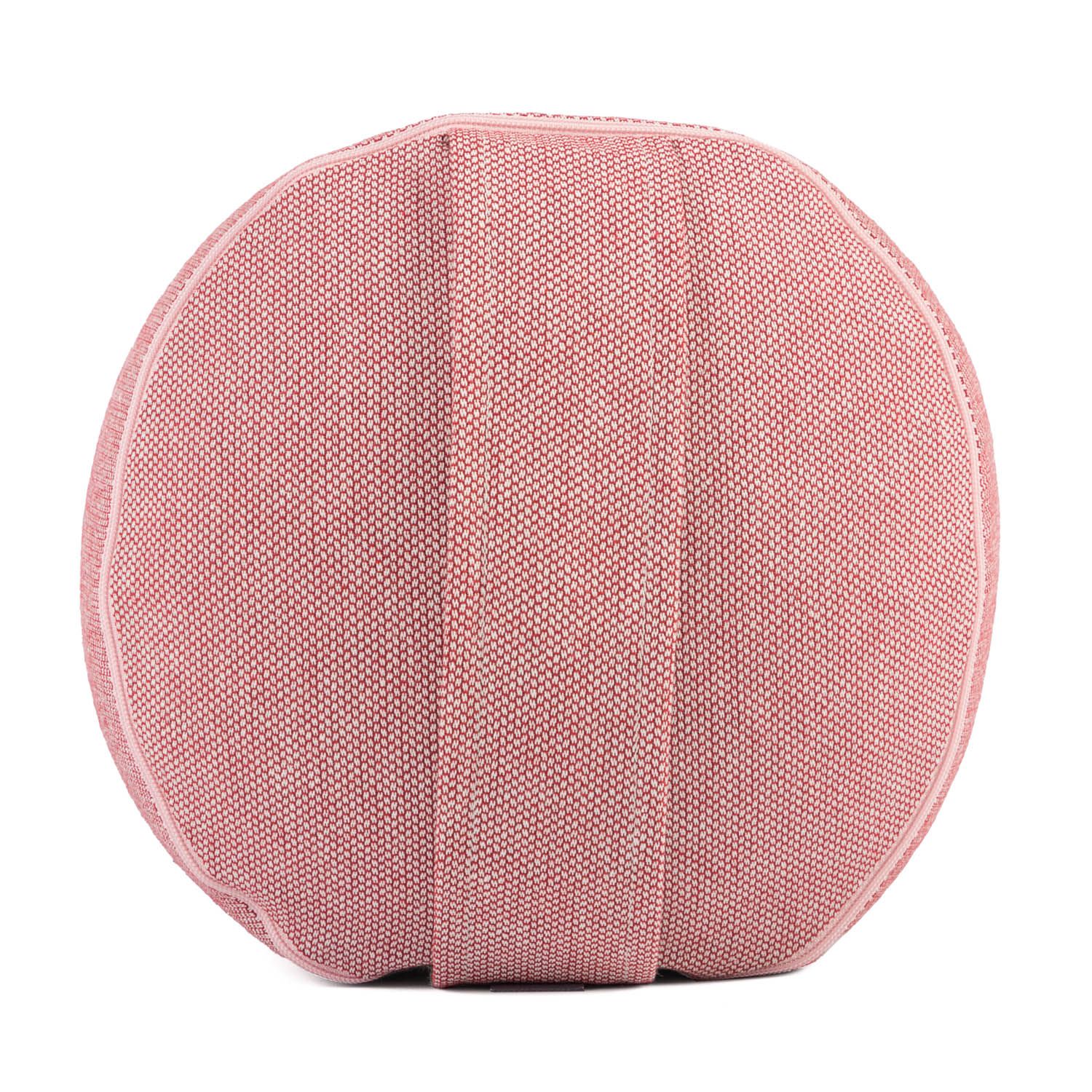 Draufsicht auf ein rosa Yoga-Bolster. Rund, mit vertikalen Nähten. Stoffstruktur sichtbar.