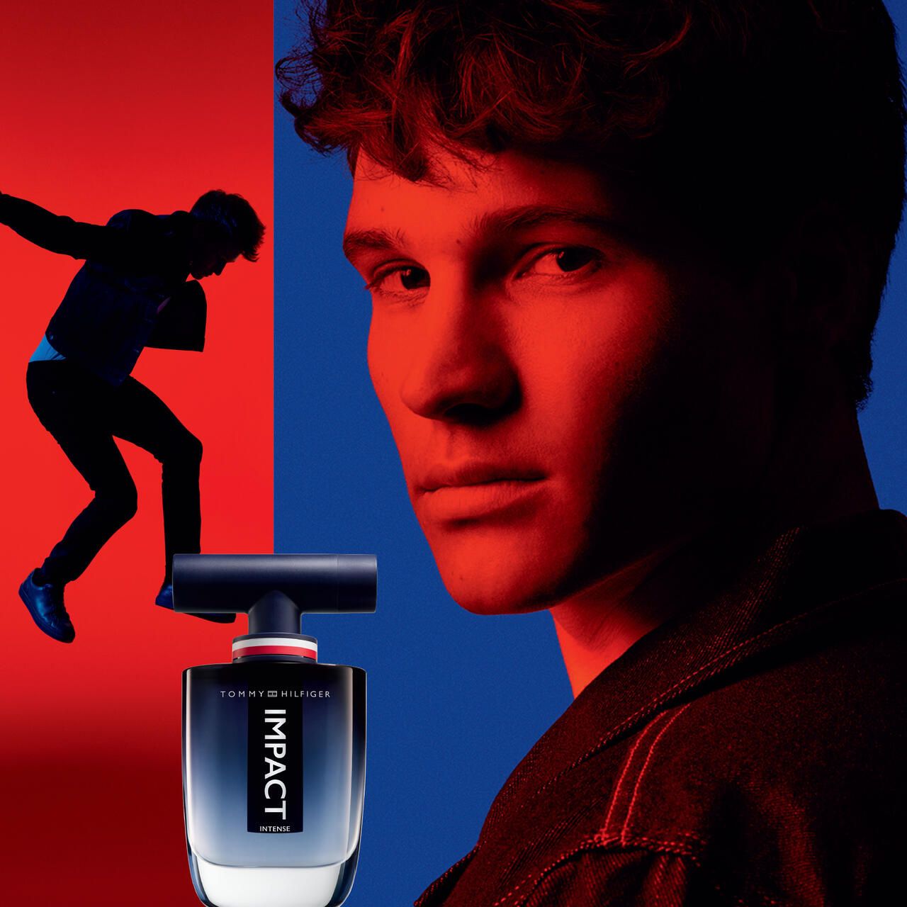 Tommy Hilfiger Impact Intense EdP Nat. Spray. Flasche vor rotem und blauem Hintergrund. Mann im Hintergrund.