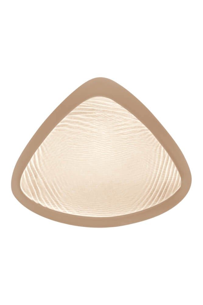 Brustprothese, beige, tropfenförmig. Innenseite mit wellenförmiger Struktur. Umrandung in dunklerem Beige.