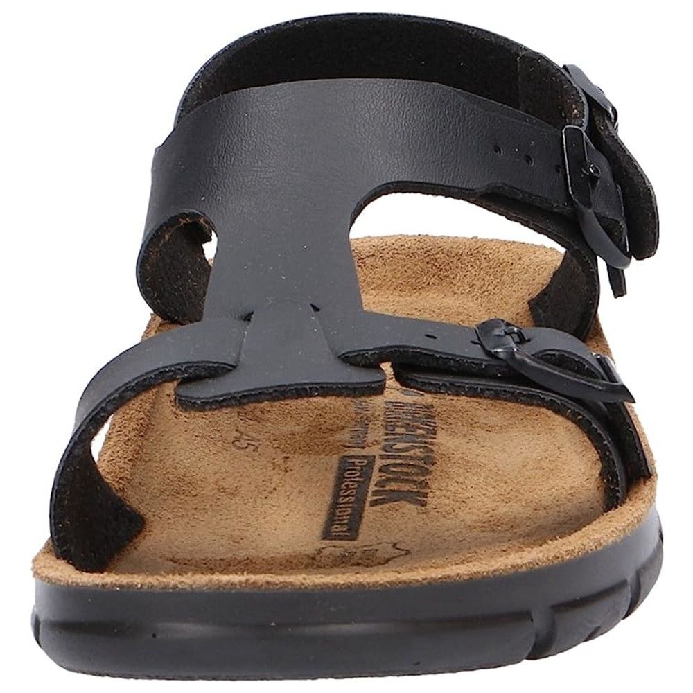 Nahaufnahme einer schwarzen Sandale. Riemen, Schnallen, Korkfußbett. Birkenstock-Logo deutlich sichtbar.