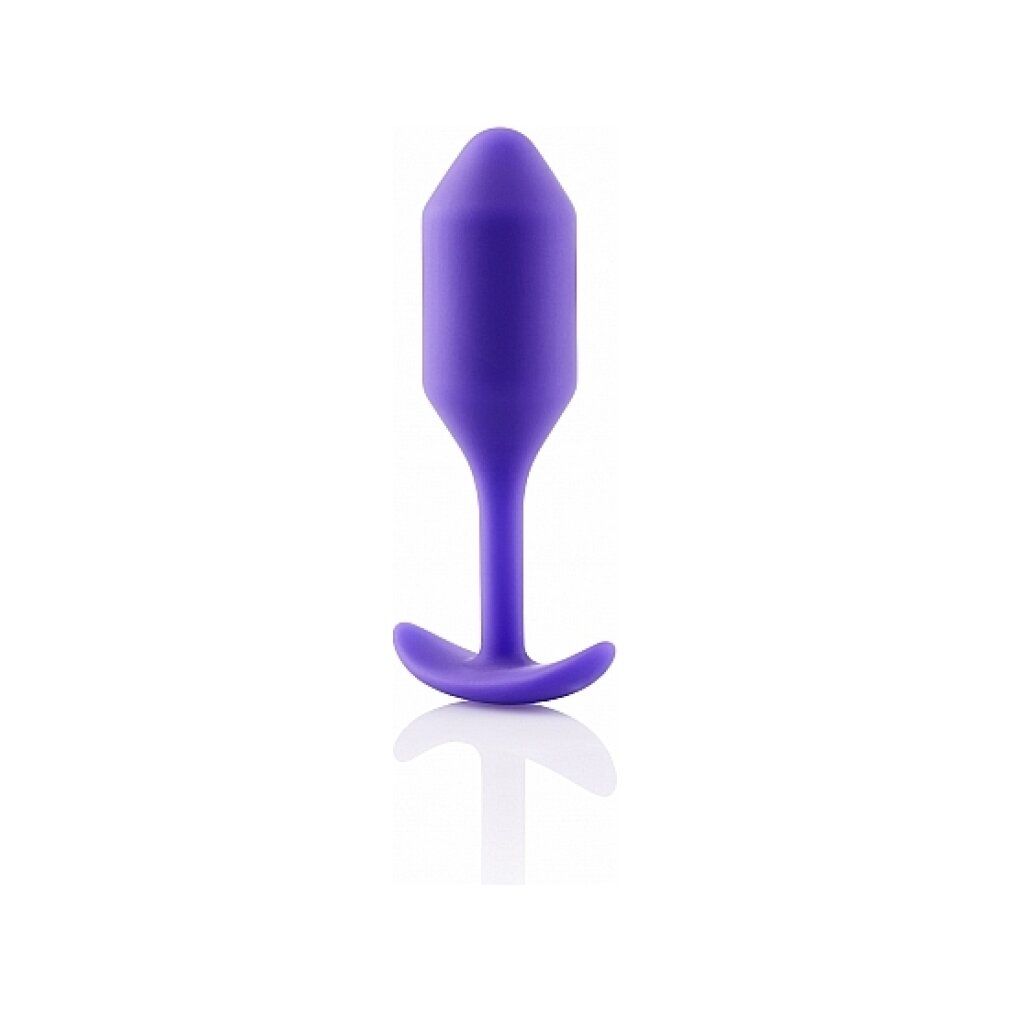 Lila Analplug aus Silikon. Tropfenförmiger Kopf, schmaler Schaft, gebogene Basis. Reflektion auf weißem Hintergrund.