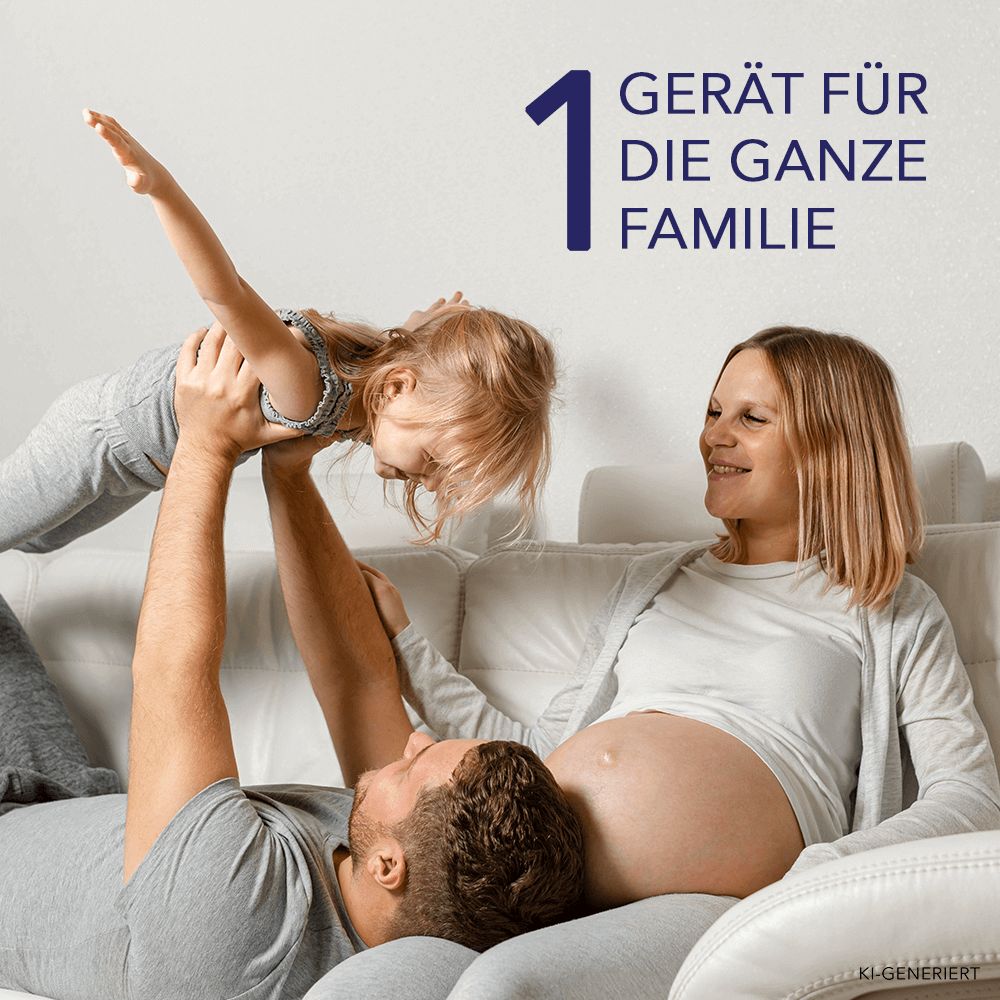Eine Familie mit einem Baby auf dem Sofa, der Text besagt 'Gerät für die ganze Familie'.