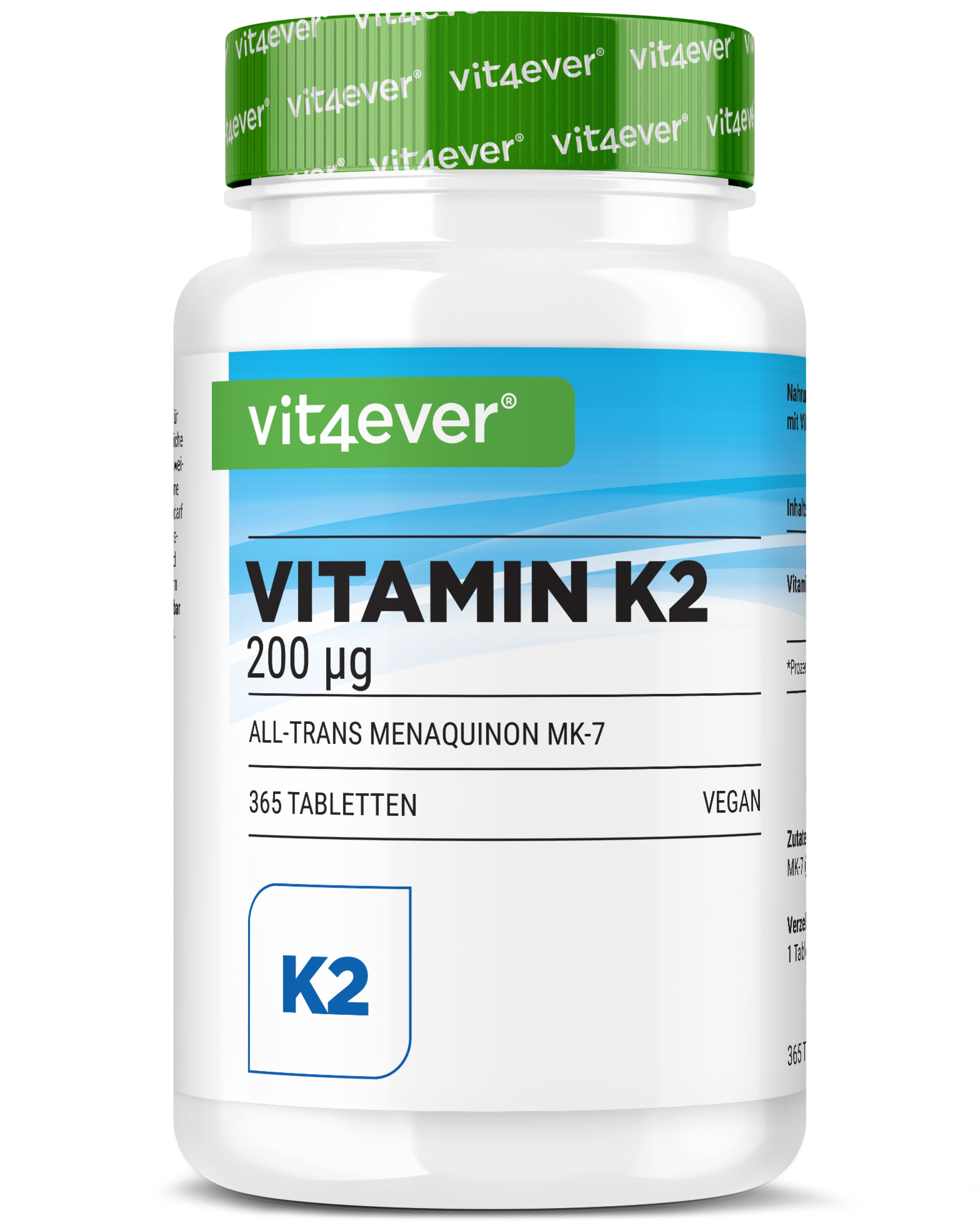 Tablettenflasche mit Etikett. Aufschrift: Vitamin K2, 200 µg, 365 Tabletten. Vegan. Weißes Tablettenfläschchen mit blauem Etikett.