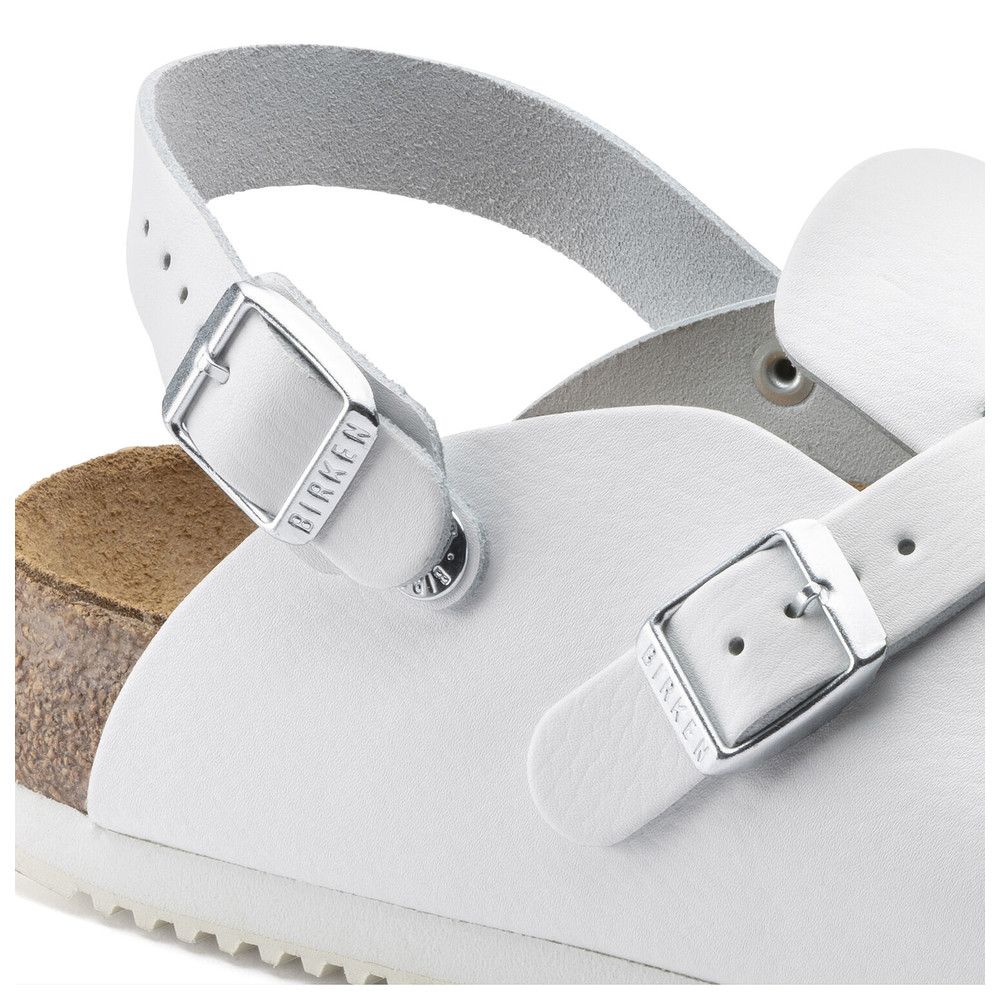 Nahaufnahme der Schnallen und Riemen eines weißen Birkenstock Kay SL Clogs. Birkenstock-Logo sichtbar.